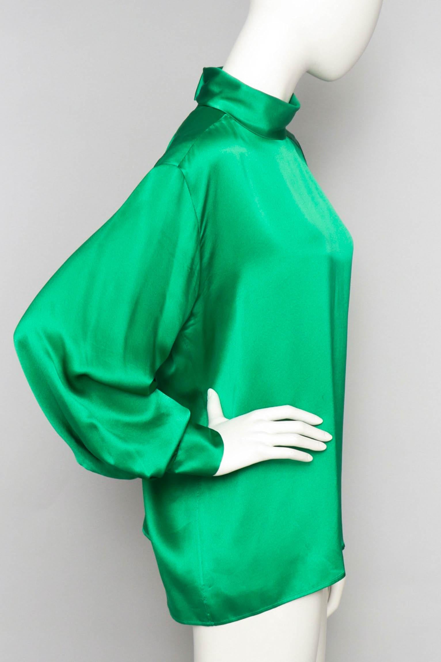 A 1980s Vintage Yves Saint Laurent Rive Gauche Green Silk Blouse In Good Condition In Copenhagen, DK