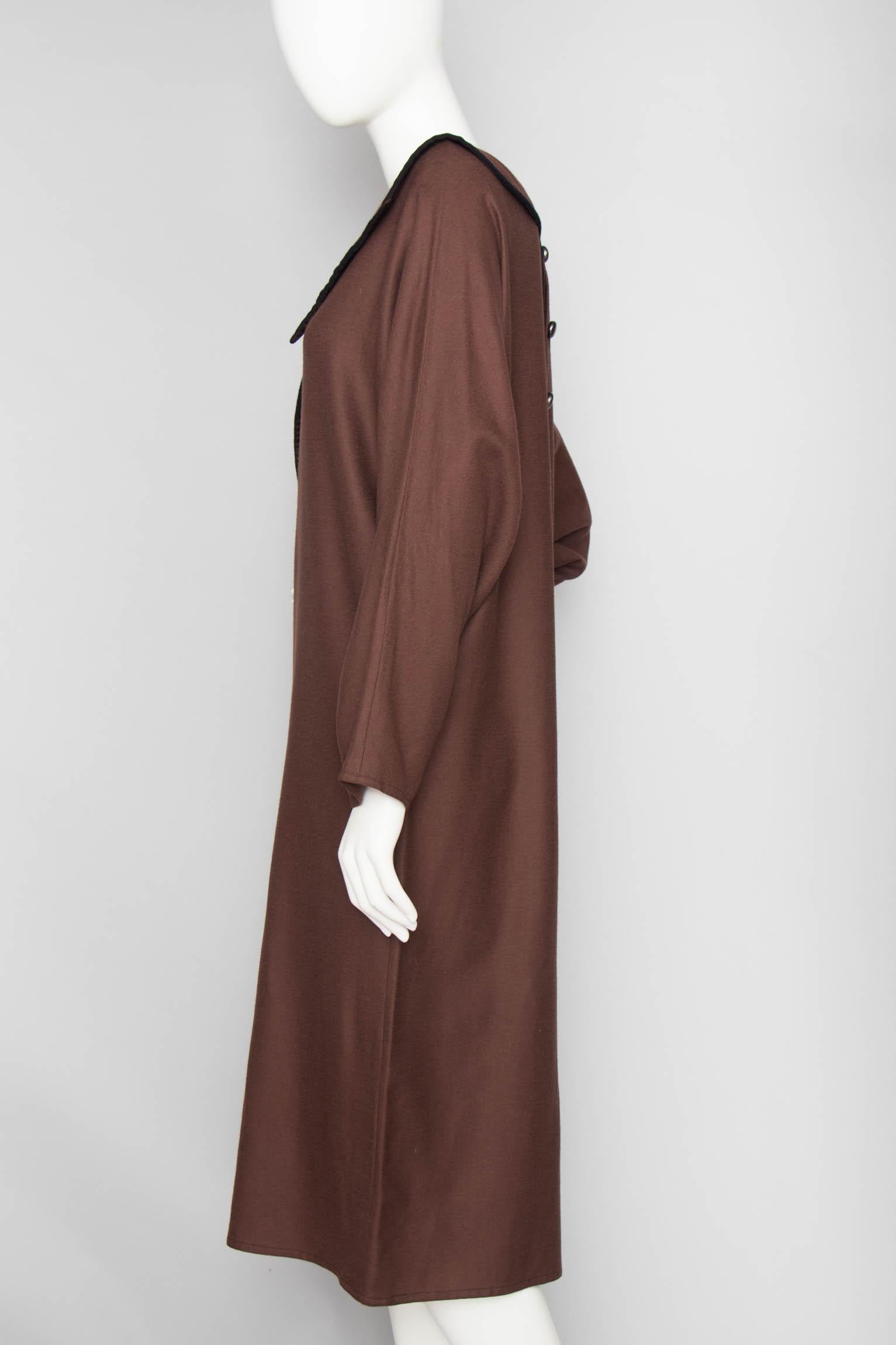 Women's or Men's Chloé Vintage Brown Wool Dress with Black Trim And Pointed Collar For Sale