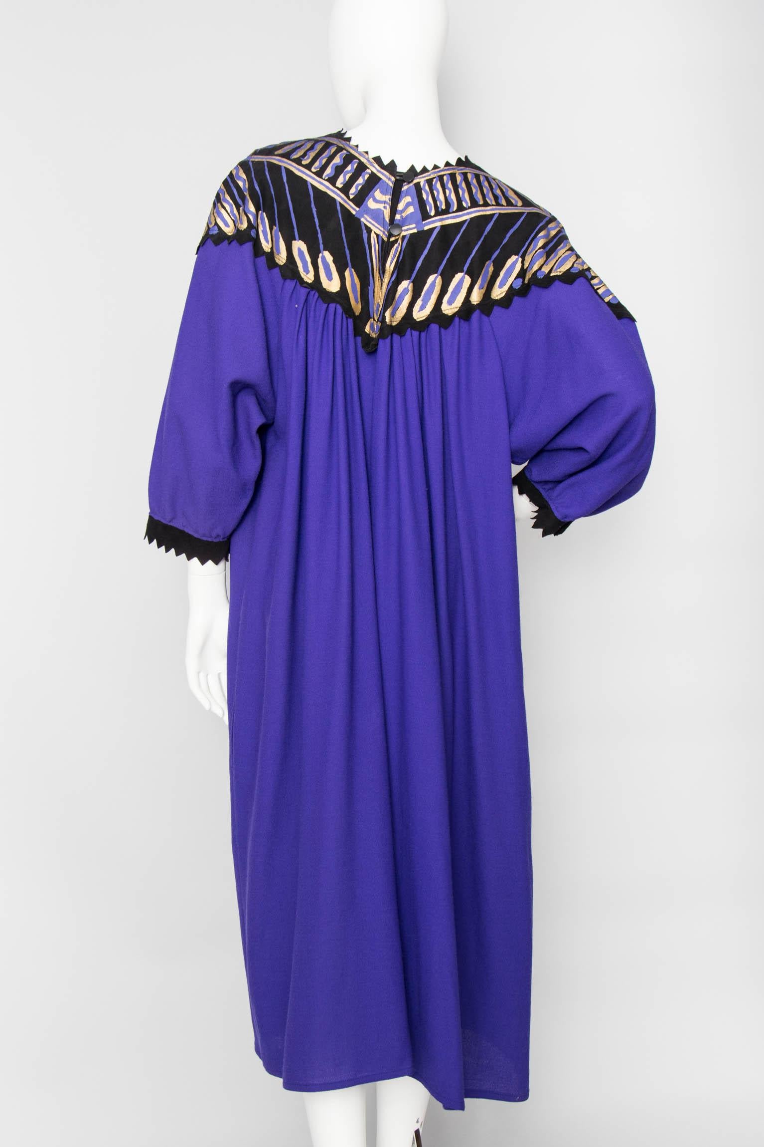 A 1970s Vintage Zandra Rhodes Purple Wool Dress With Leather Details  In Good Condition For Sale In Copenhagen, DK