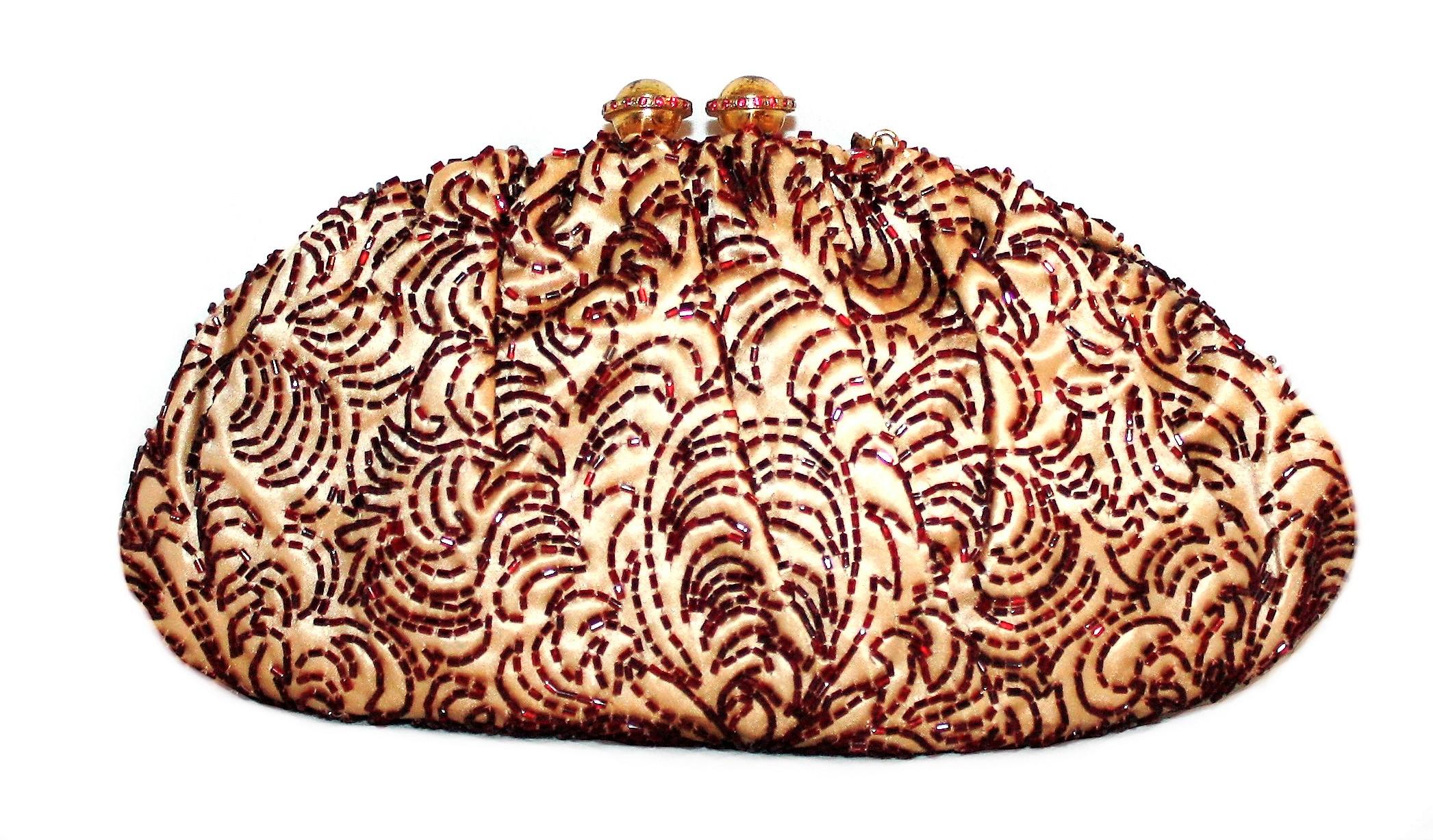 CIRCA 1940er Josef Abendtasche aus champagnerfarbenem Satin und rotem Glas mit handgefertigten Perlen.   Die in Frankreich gefertigte Tasche ist mit einem goldfarbenen Metallrahmen und einem mit roten Strasssteinen besetzten Verschluss versehen. 