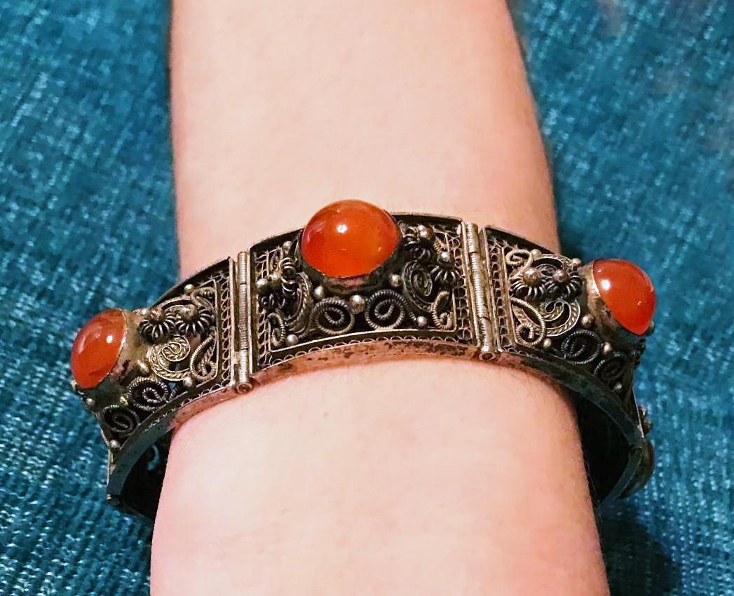 Circa 1940s Chinese Silver-Plated Filigree Carnelian Cabochon Bracelet For Sale 1