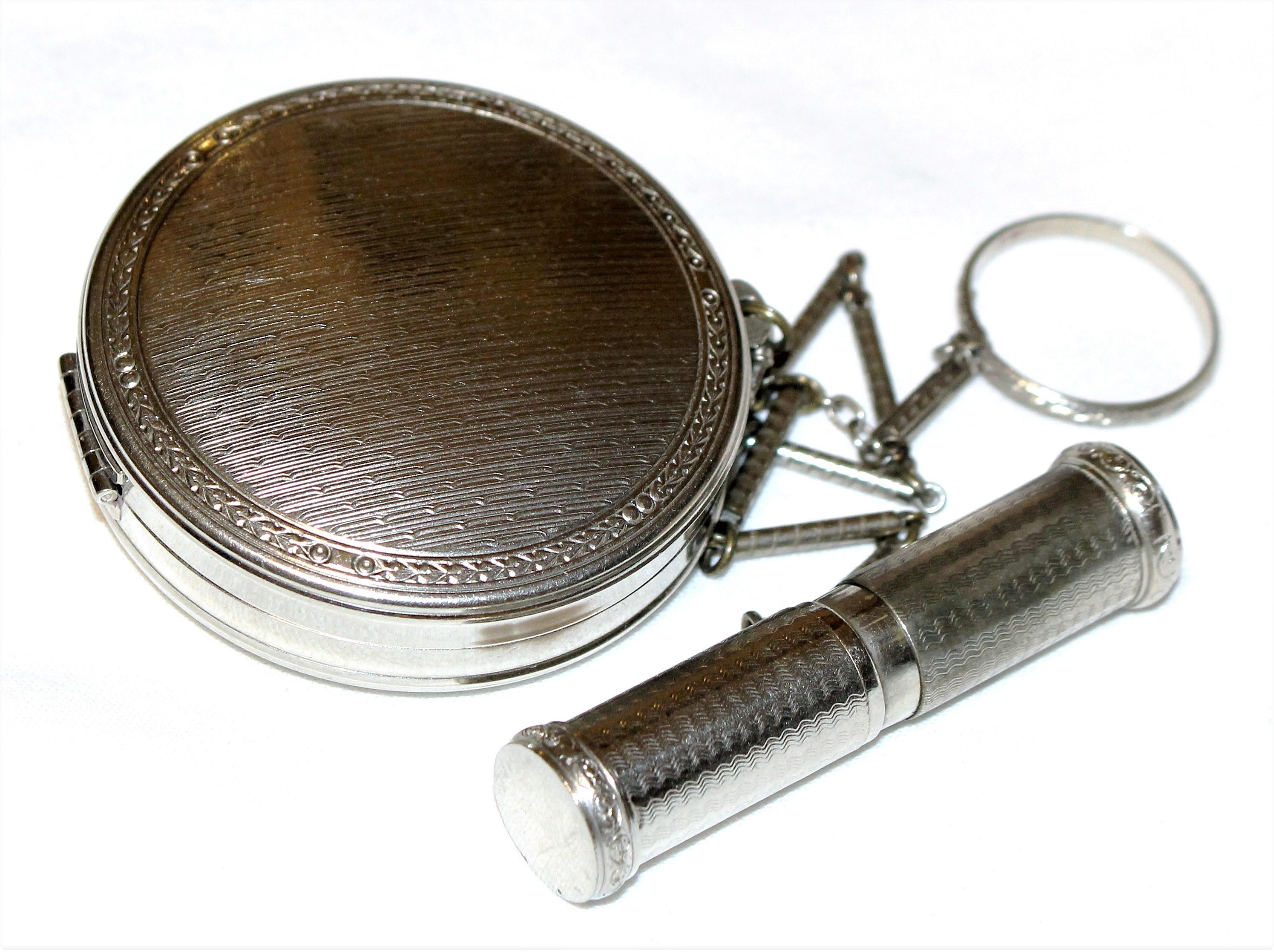 Circa 1924 Art Deco, Richard Hudnut Deauville silver tone metal vanity case.  The case hangs from a bar link chain with a finger ring for carrying and a lipstick tube attached.  This flapper accessory, from a bygone era, is in very good condition