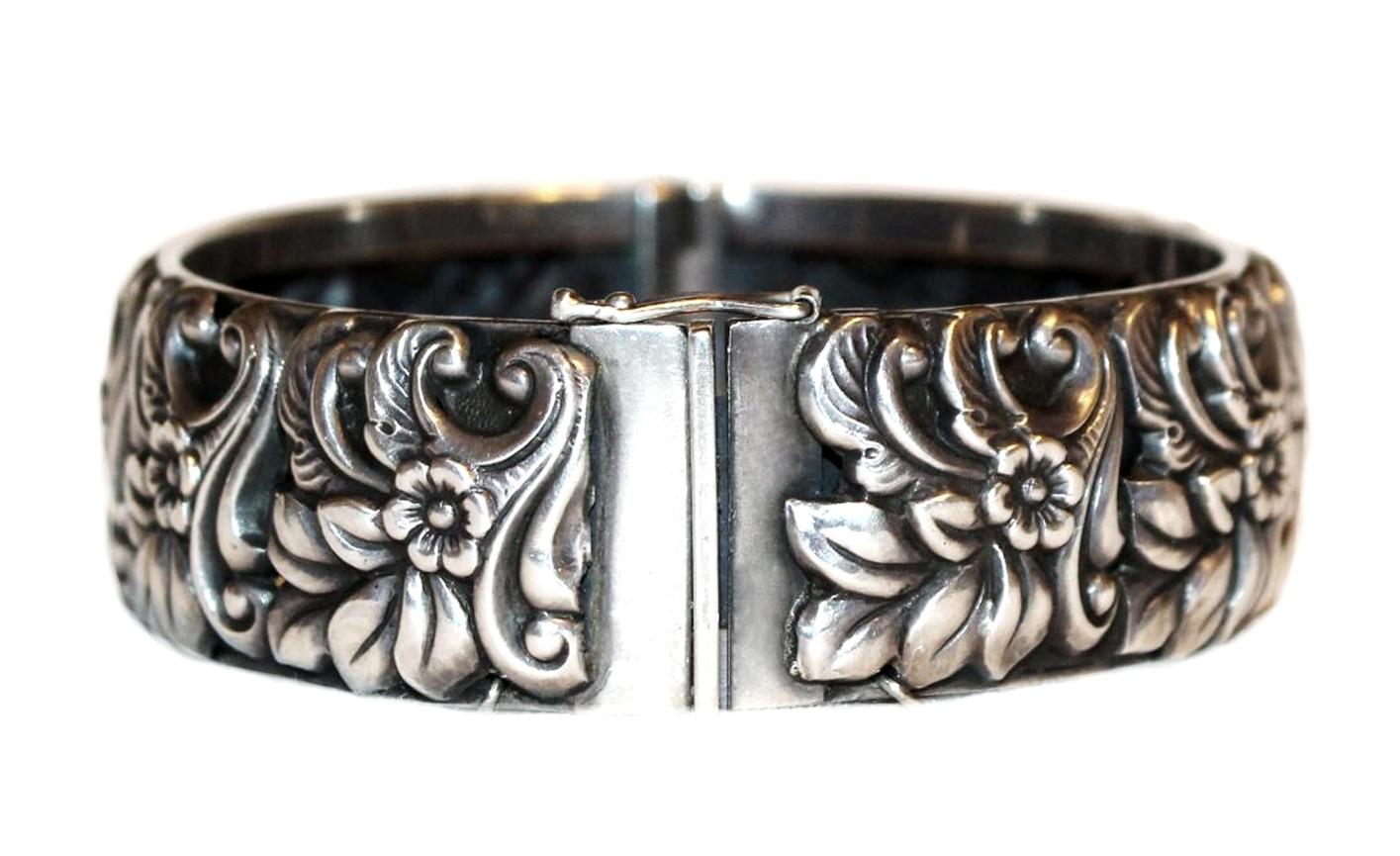 Romantic Circa 1950s Sterling Silver Floral Repoussé Hinged Bangle For Sale