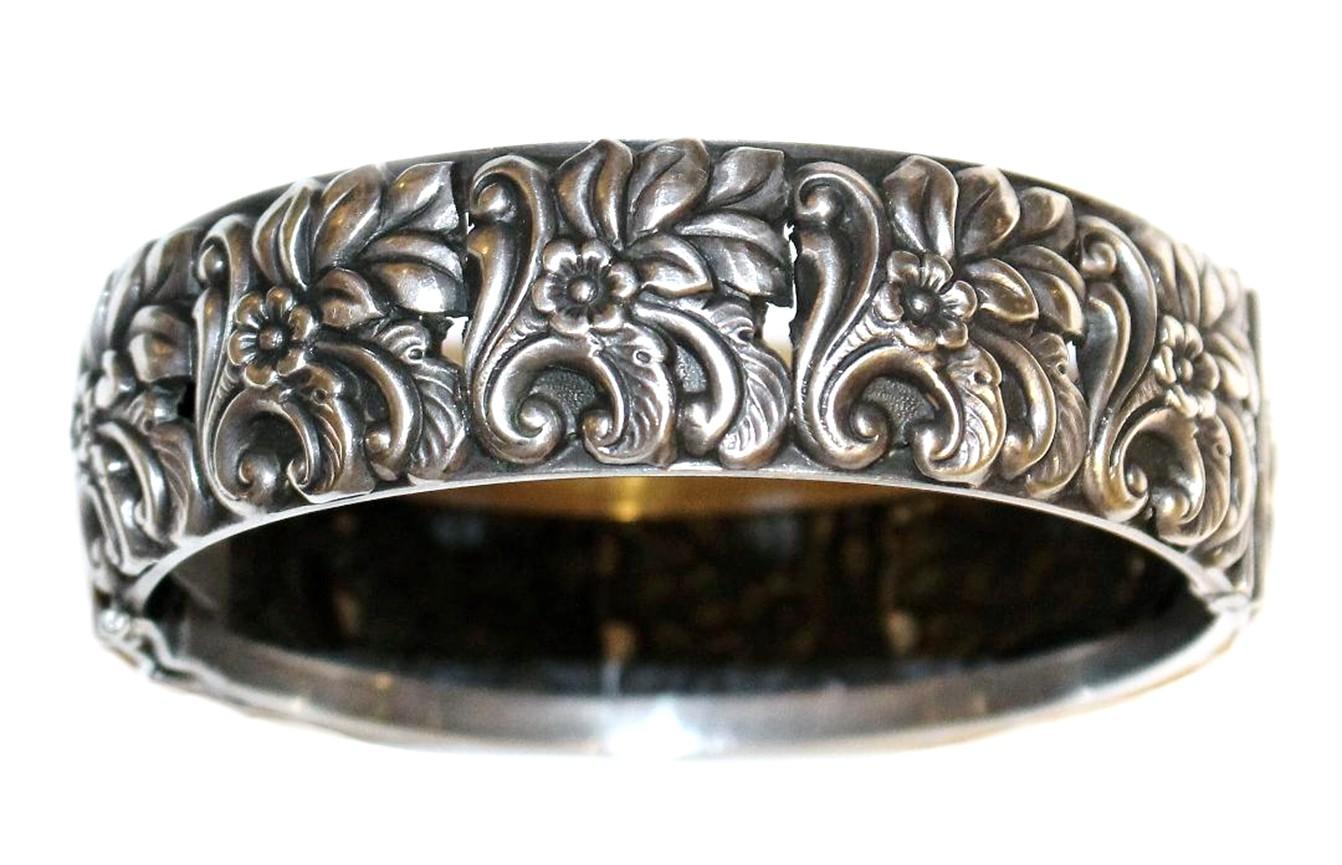 Circa 1950s Sterling Silver Floral Repoussé Hinged Bangle In Good Condition For Sale In Long Beach, CA