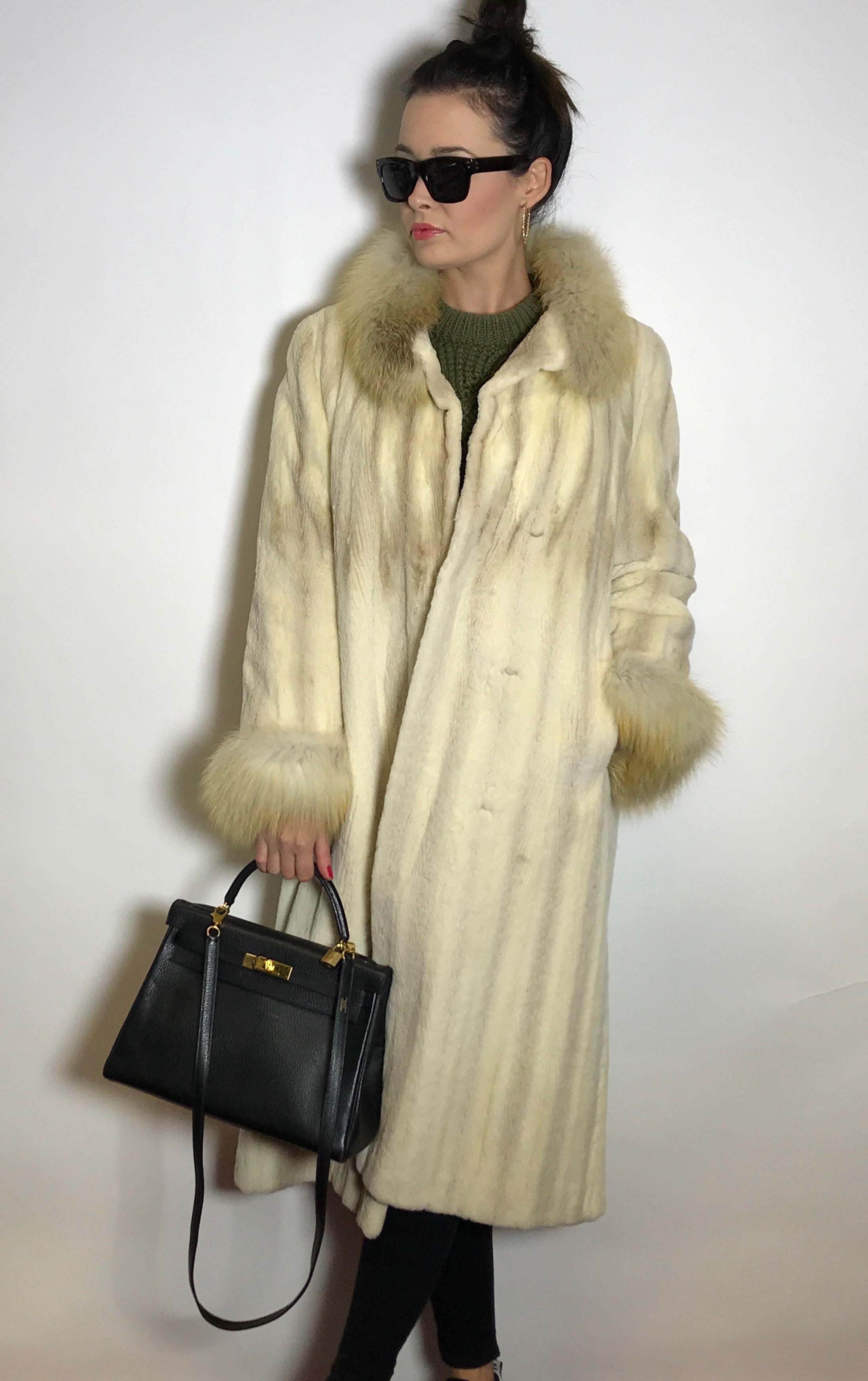 Floor length sheared cross mink coat with fox collar & sleeves.
Exclusively made by the furrier.

Size EU: 36-38 / S
Total length: 116 cm
Shoulder width: 41cm
Sleeve length: 55 cm

The coat is in excellent condition, almost never worn.

- Our model