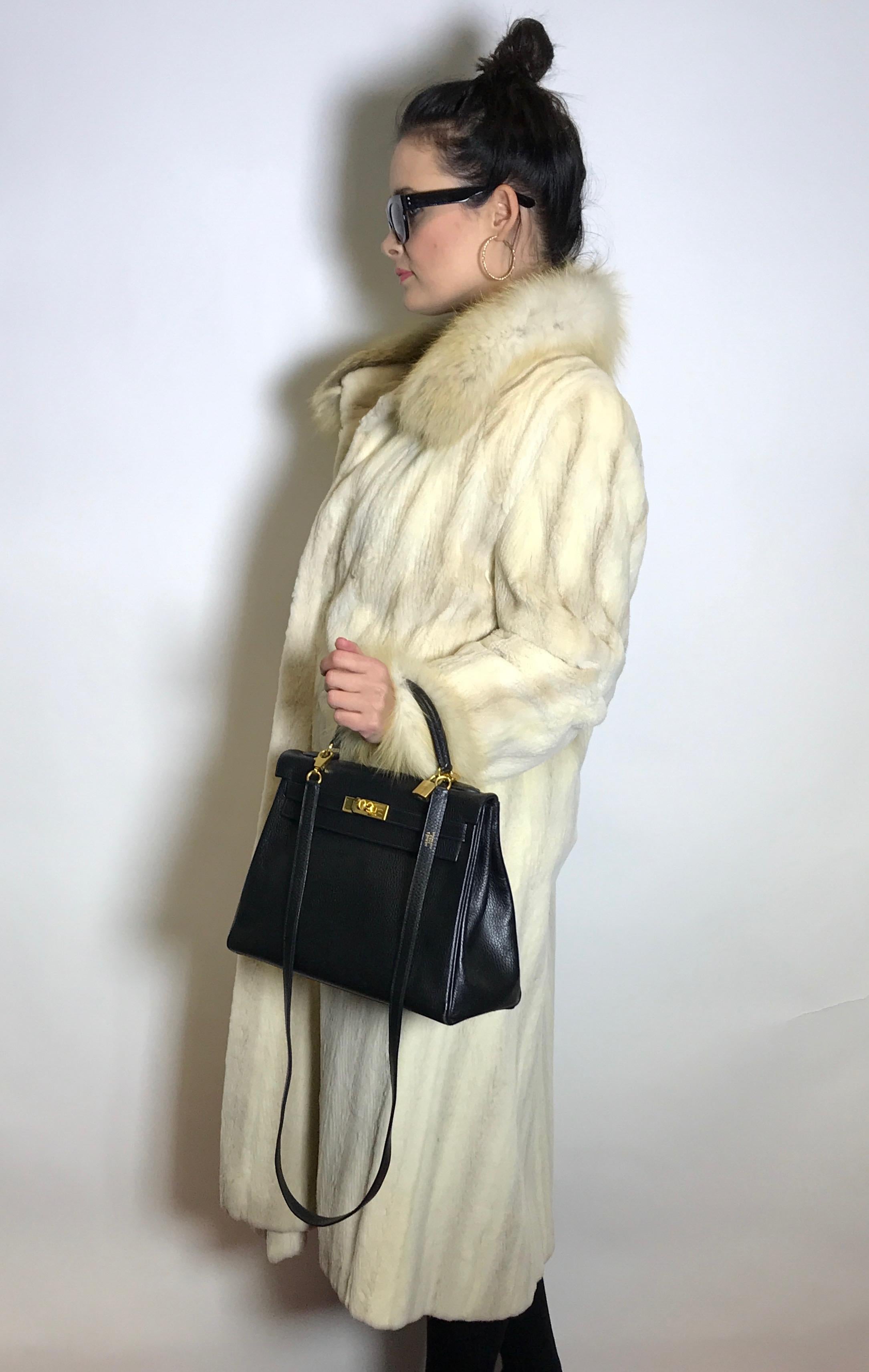 Noble velvet cross mink fur coat with fox collar. Cream white. In Excellent Condition For Sale In Berlin, DE
