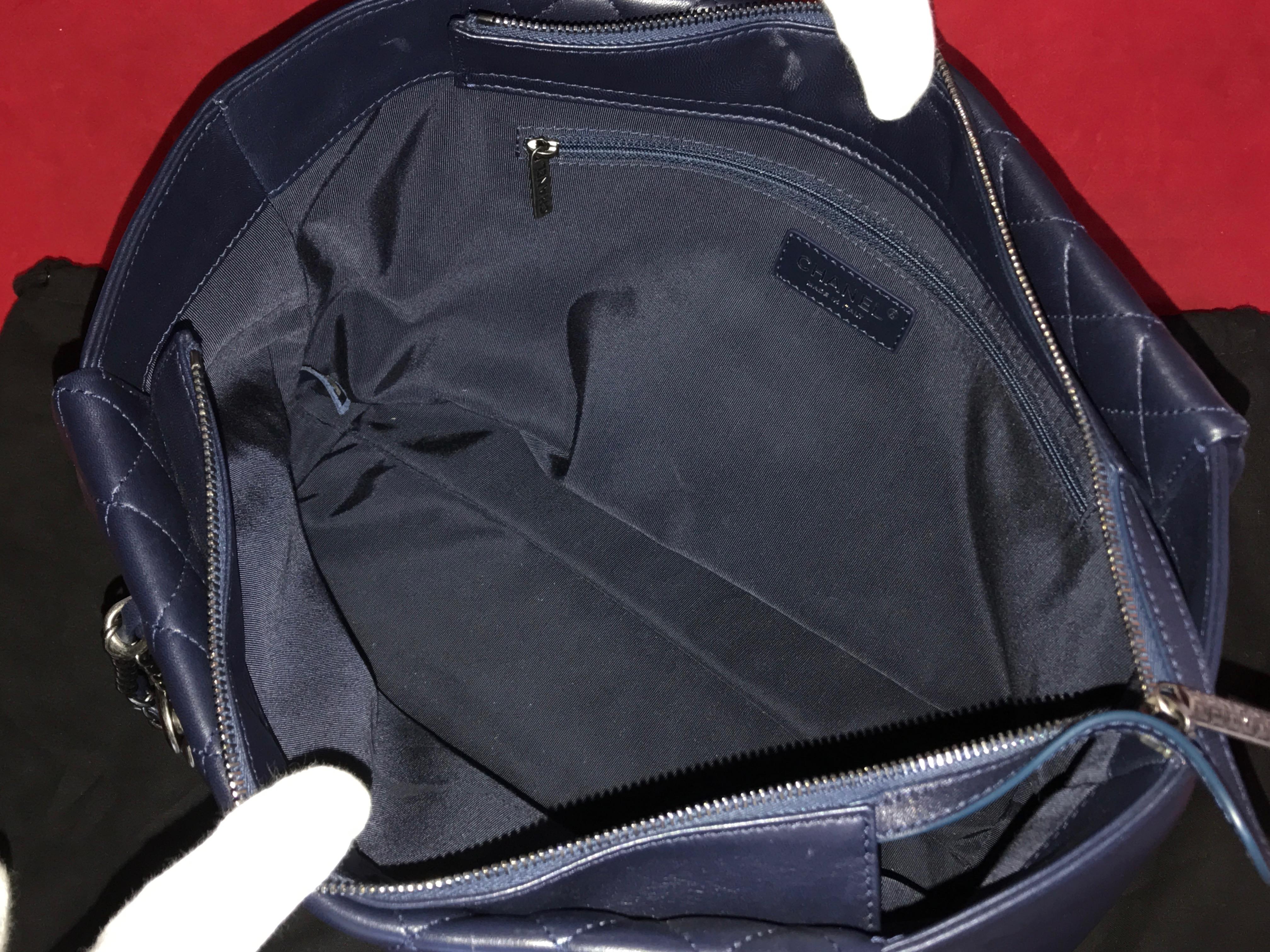 Large CHANEL CC Charm Shopping Bag/Shopper chain quilted lambskin navy blue For Sale 3