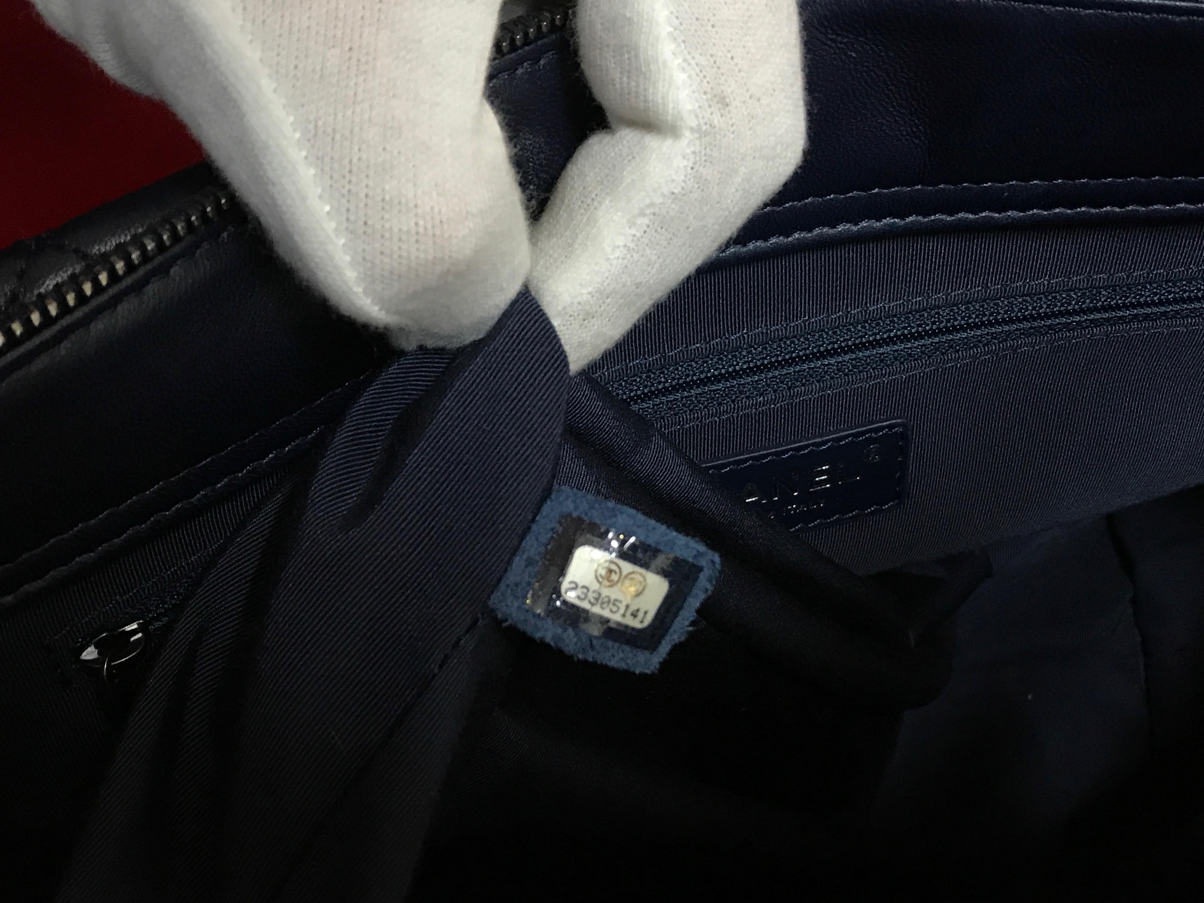 Large CHANEL CC Charm Shopping Bag/Shopper chain quilted lambskin navy blue For Sale 4