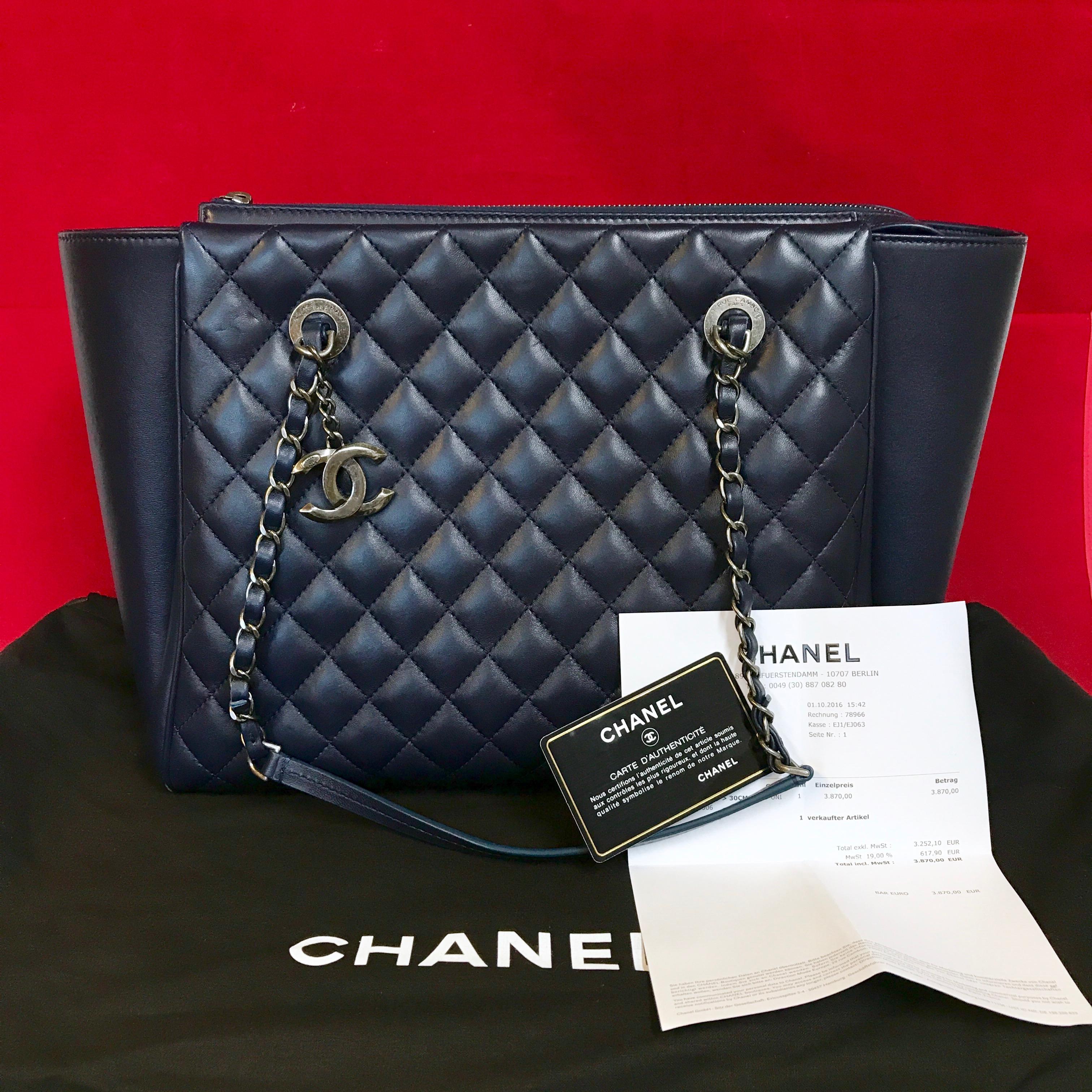 Large CHANEL Quilted lambskin shopping bag in navy blue.

The bag is in a very good condition and has minimal signs of use.

The delivery includes:
- Chanel Shopper
- Dustbag
- Warranty card
- Original CHANEL bill of 2016

Dimensions:
15 x 10 x 6