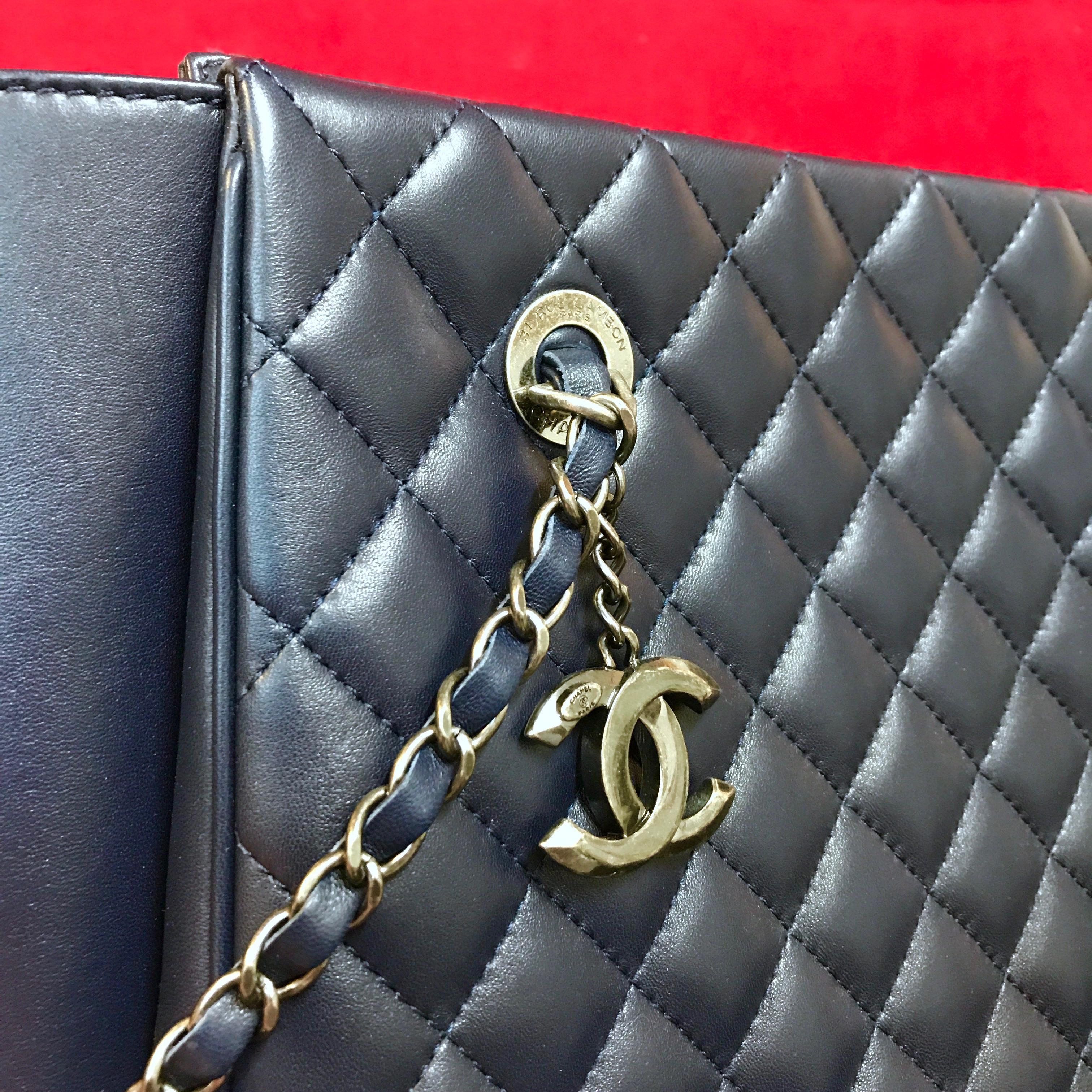 Women's or Men's Large CHANEL CC Charm Shopping Bag/Shopper chain quilted lambskin navy blue For Sale
