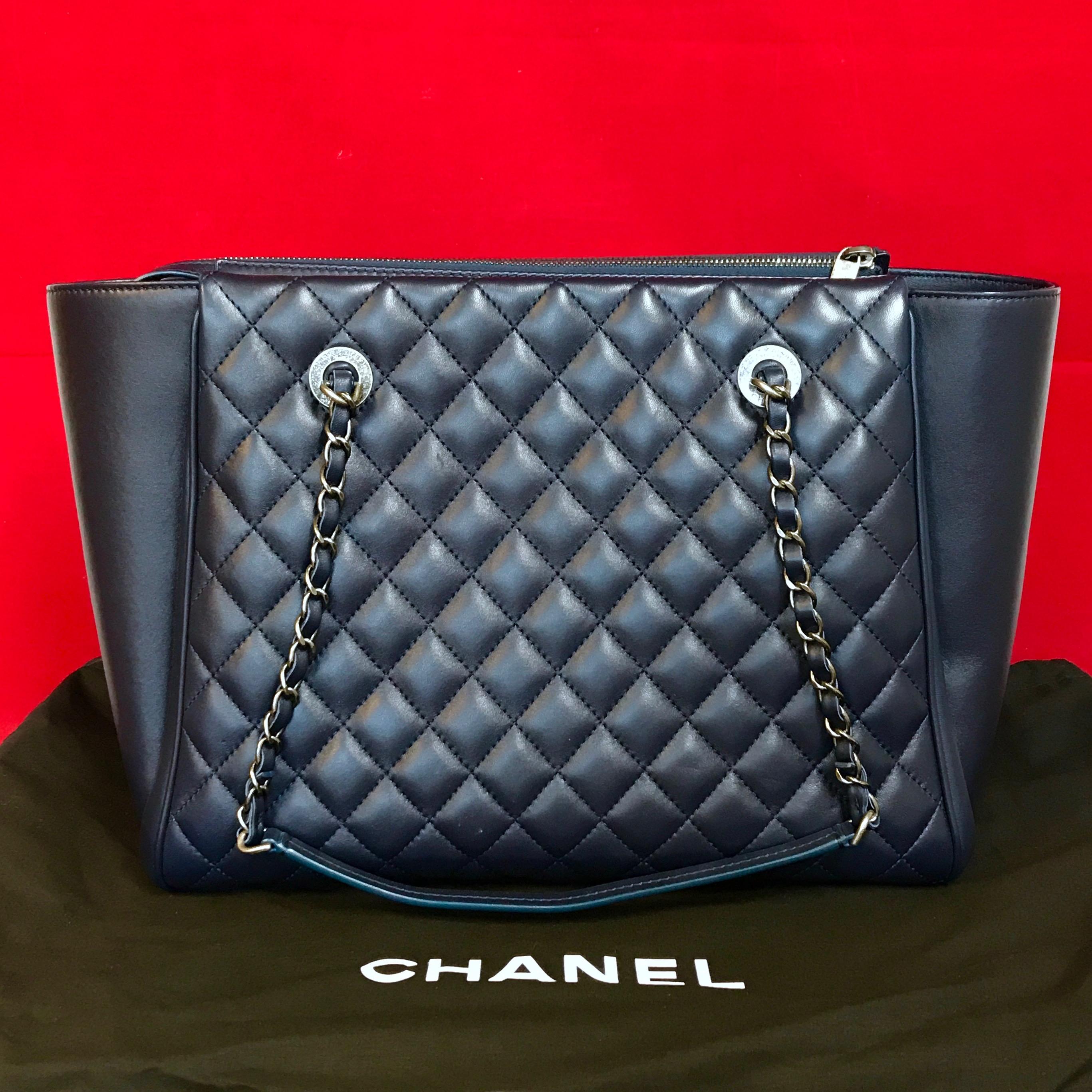 Large CHANEL CC Charm Shopping Bag/Shopper chain quilted lambskin navy blue In Excellent Condition For Sale In Berlin, DE