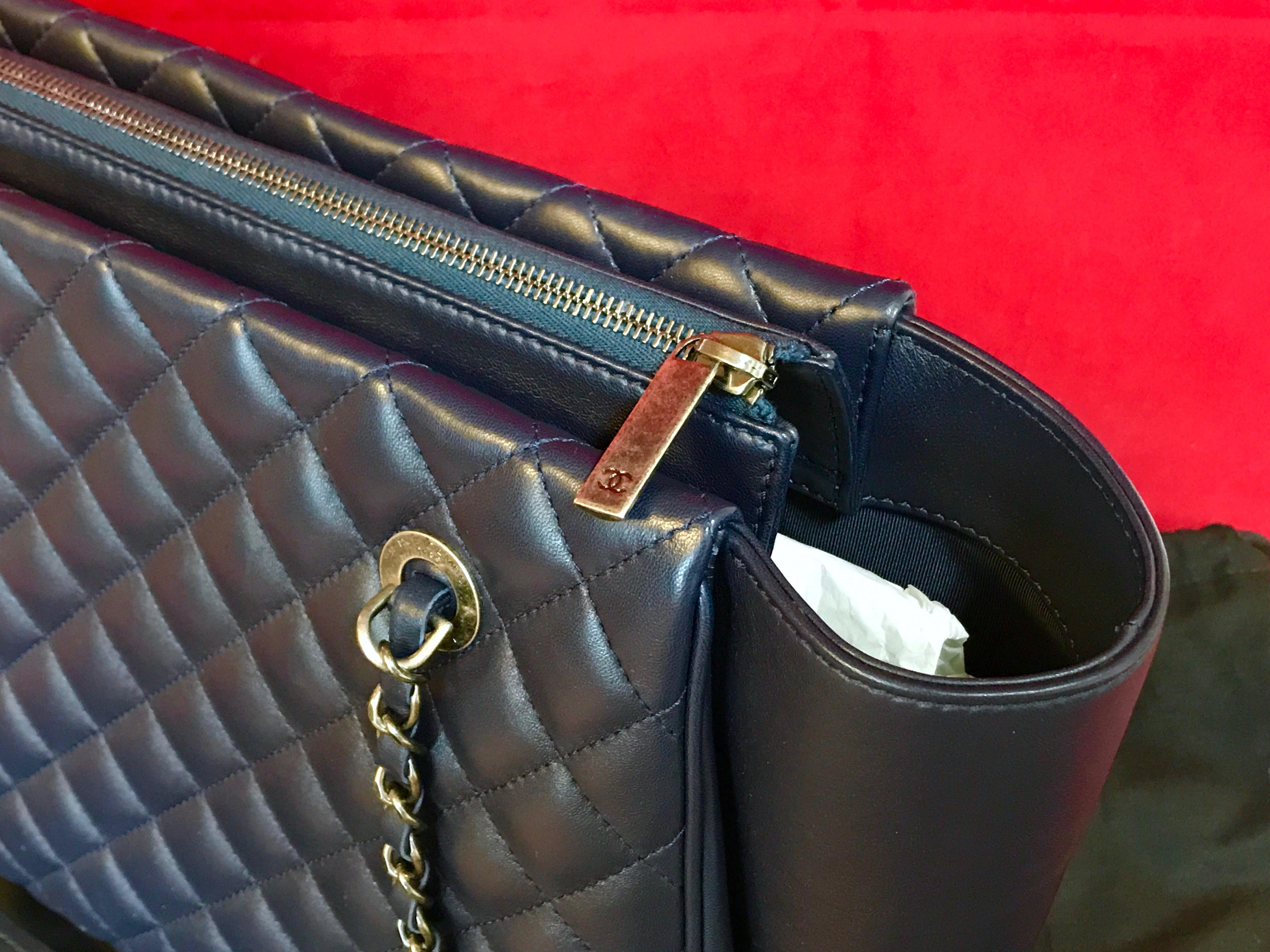 Large CHANEL CC Charm Shopping Bag/Shopper chain quilted lambskin navy blue For Sale 1