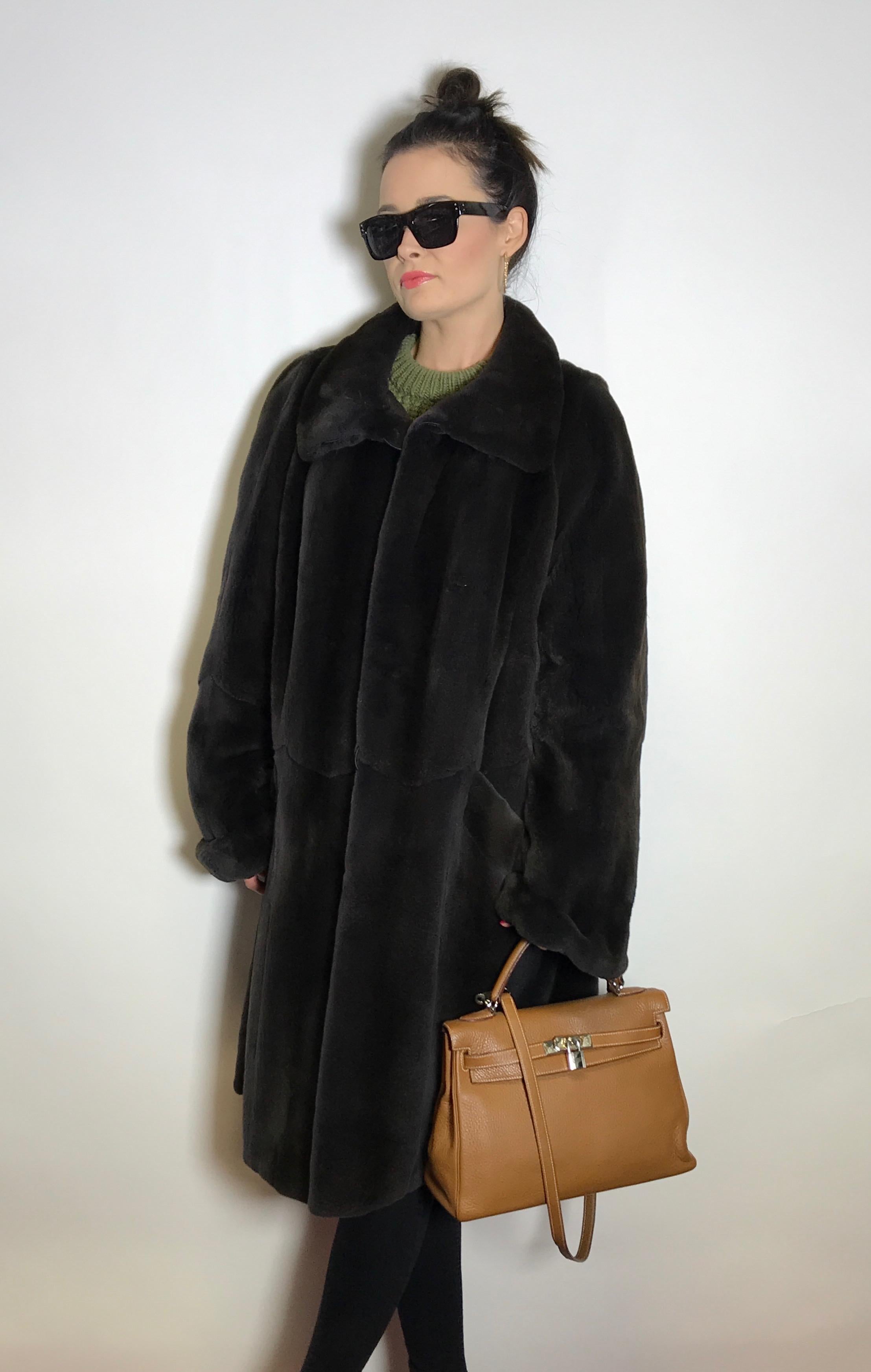 High class sheared black mink 3/4 jacket / coat.
Exclusively made by Dieter Apmann.

Size EU: 42-44 / L
Total length: 107 cm
Shoulder width: 44cm
Sleeve length: 63 cm

The coat is in excellent condition, almost never worn.

- Our model wears an EU
