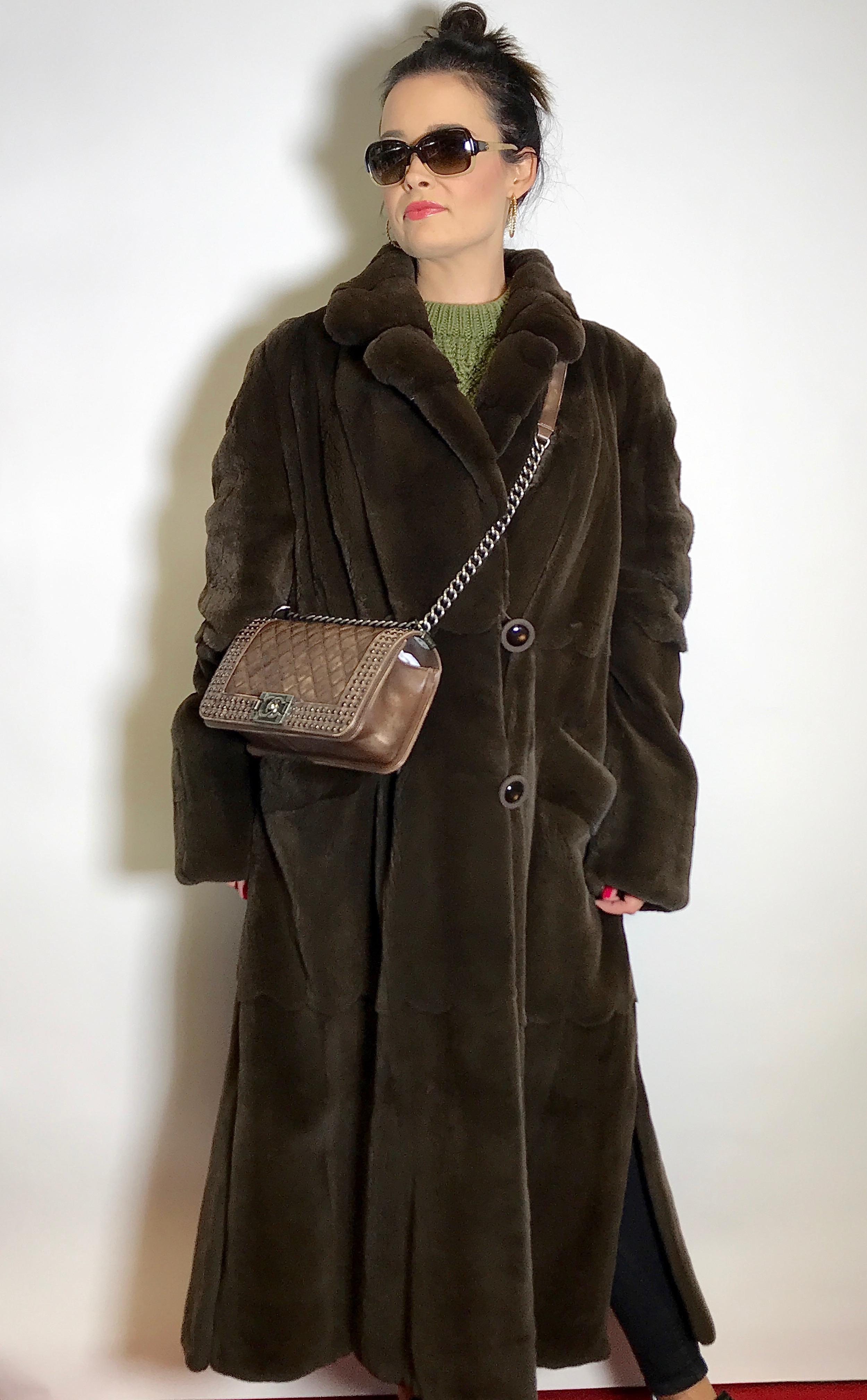 High class sheared dark brown mink coat with inside & outside pockets.
Exclusively made by an experienced furrier.

Size EU: 40-42 / M-L
Total length: 130 cm
Shoulder width: 42 cm
Sleeve length: 58 cm

The coat is in excellent condition, almost