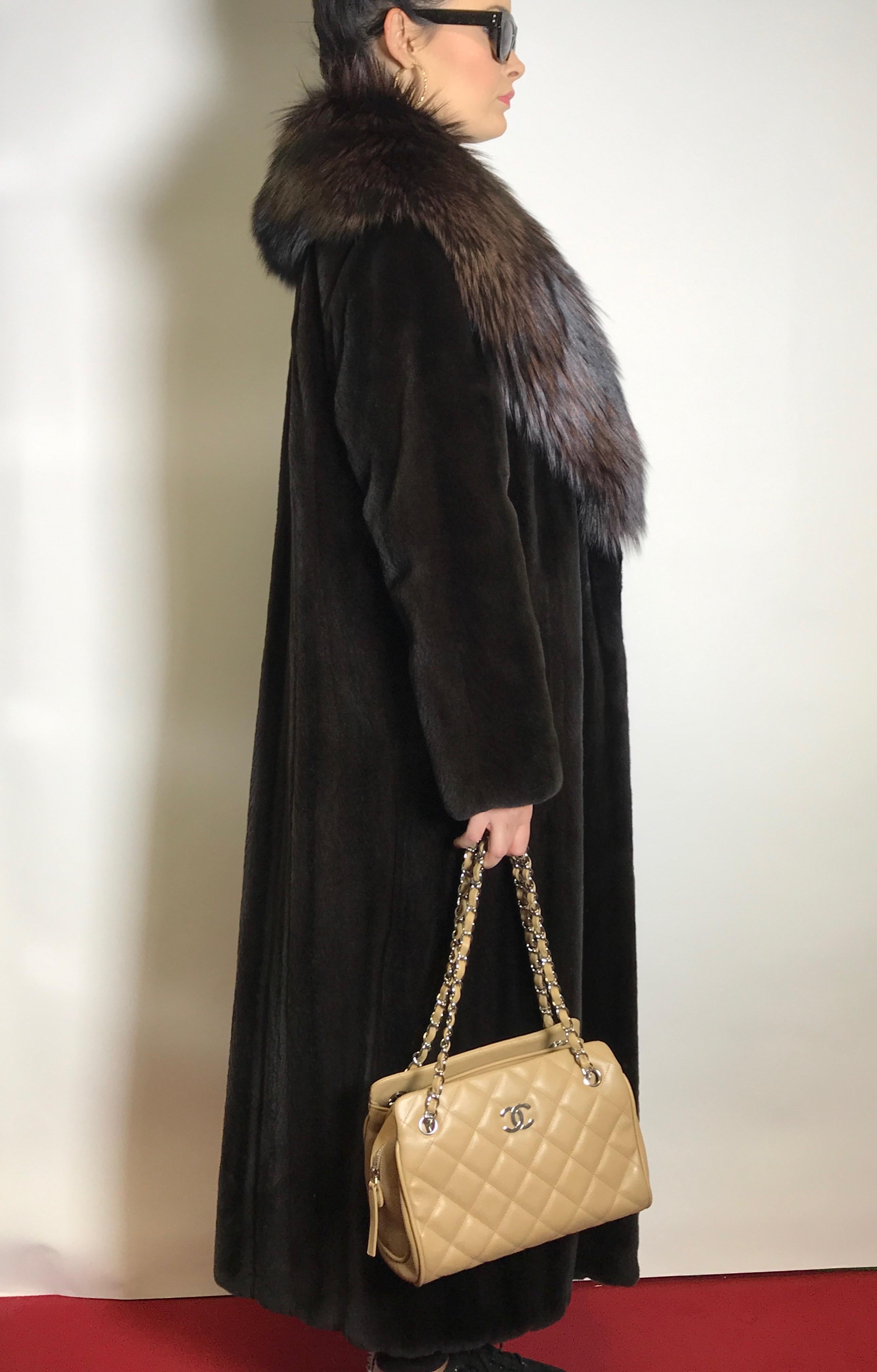 Long velvet silk mink fur coat with silver fox collar. Dark brown. (7) In Excellent Condition For Sale In Berlin, DE