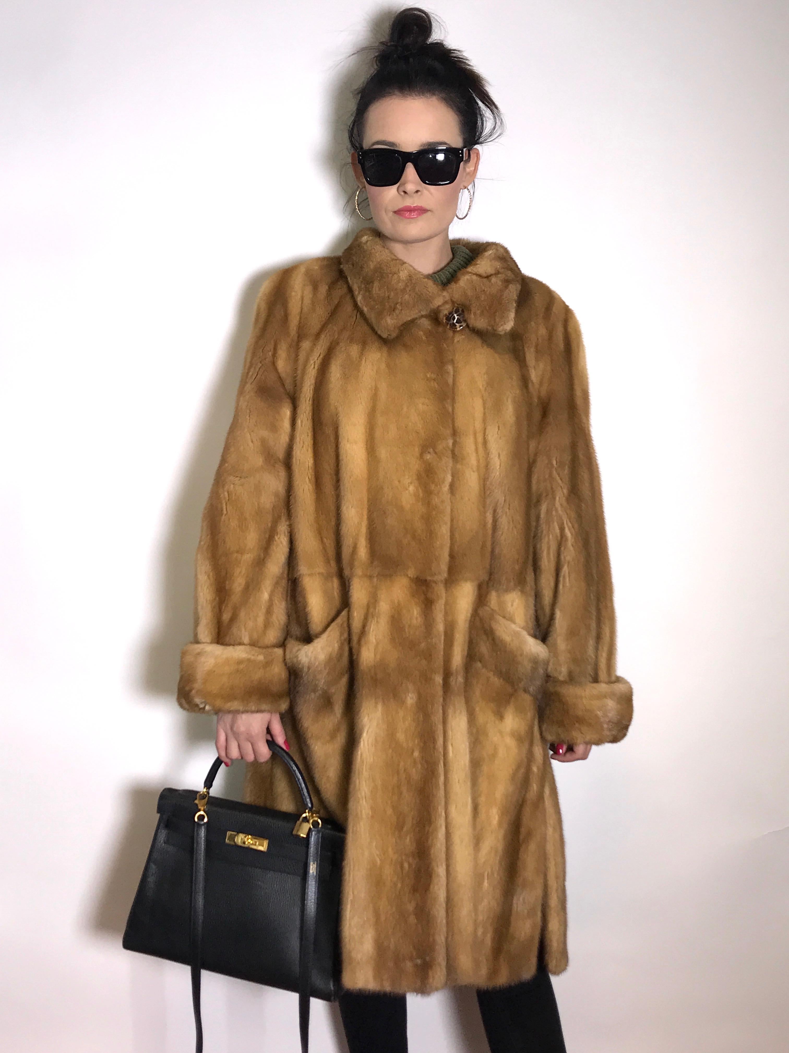High class gold silk mink 3/4 jacket / coat.
Exclusively made by the furrier.

Size EU: 40-42 / M-L
Total length: 104 cm
Shoulder width: 44 cm
Sleeve length: 60 cm

The jacket is in excellent condition, almost never worn.

- Our model wears an EU