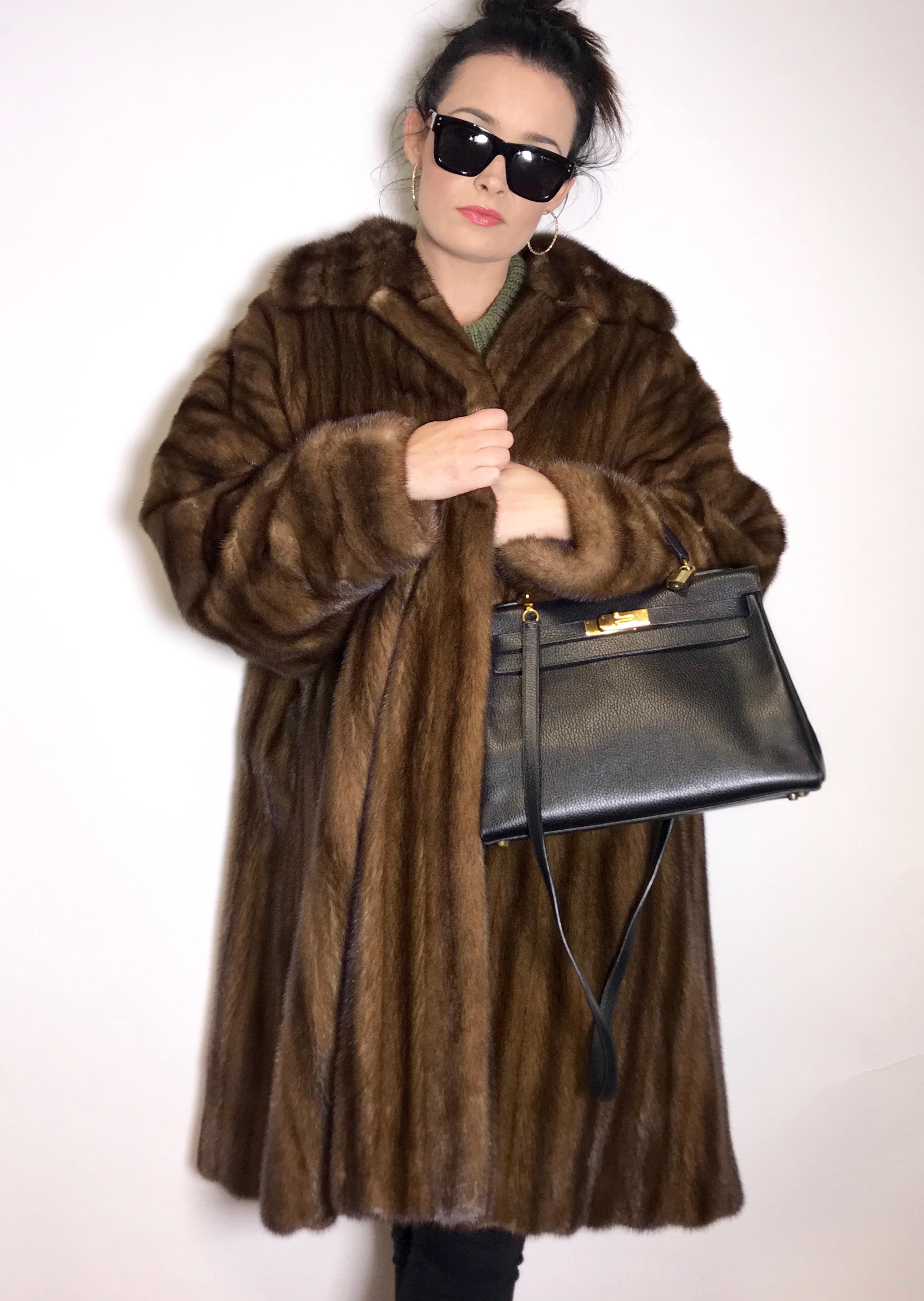 High class velvet mink coat/swinger.
Exclusively made by 