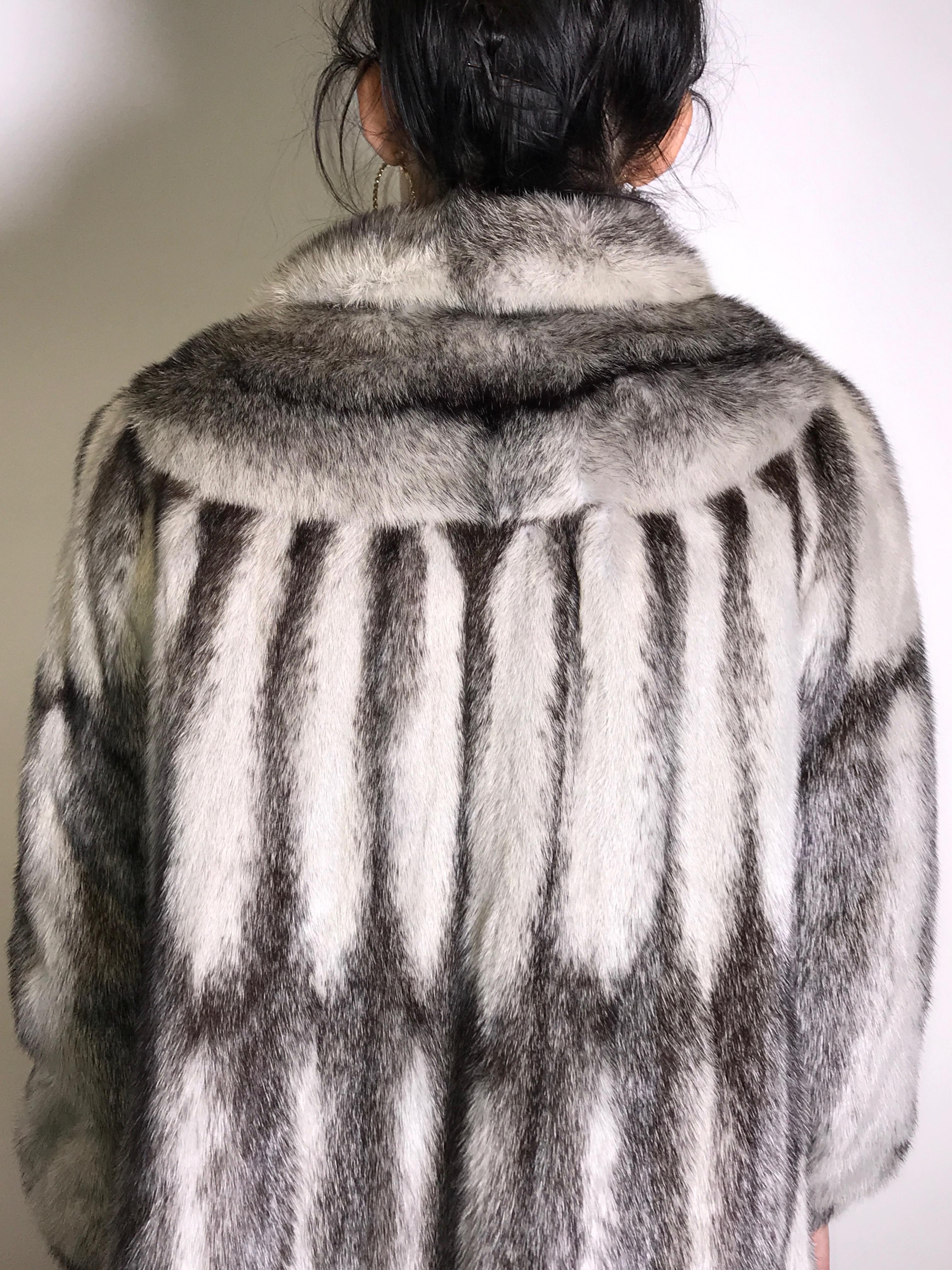 Long colored cross saga mink fur coat. Light gray / black (14) im Angebot 3