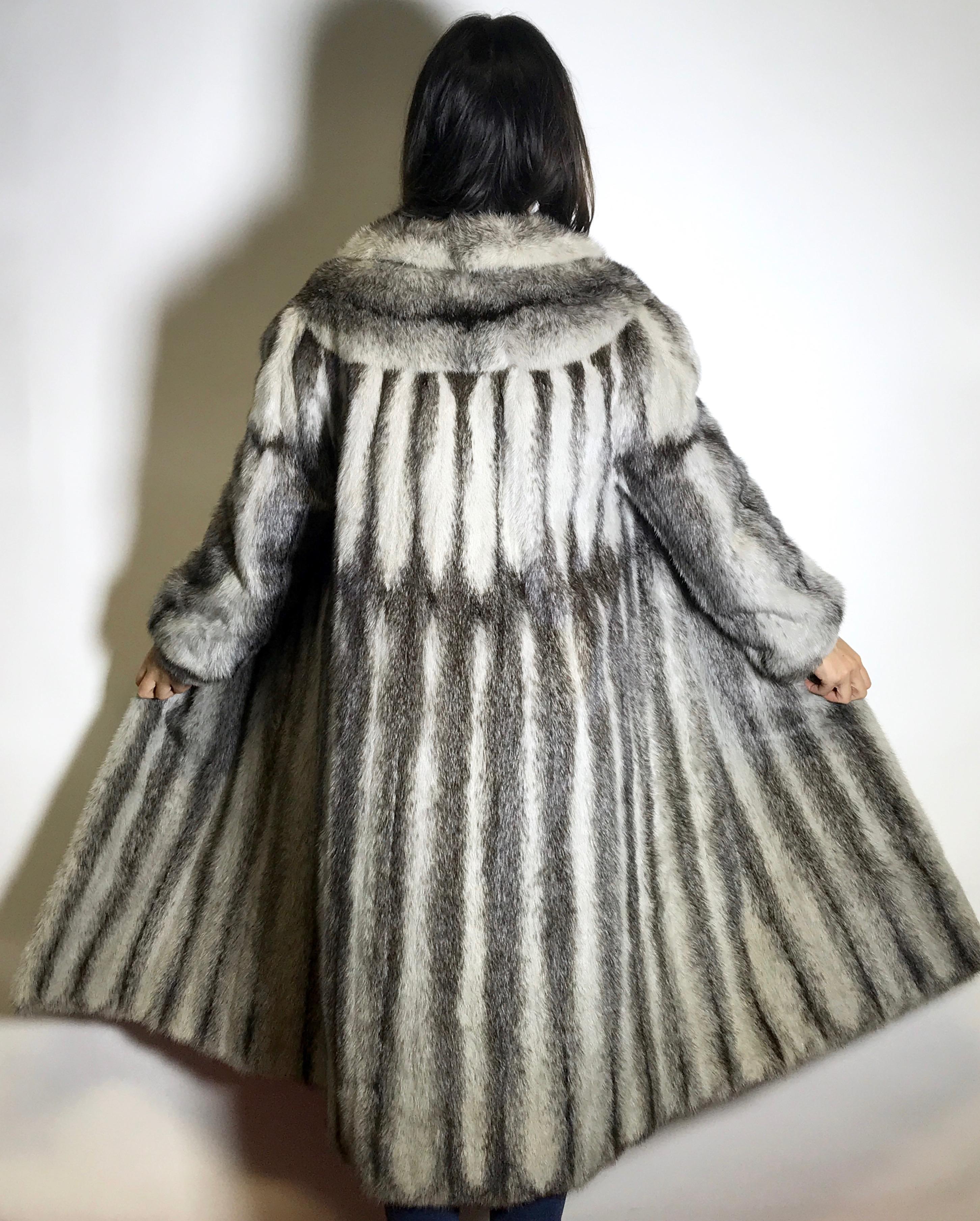 Long colored cross saga mink fur coat. Light gray / black (14) (Grau) im Angebot