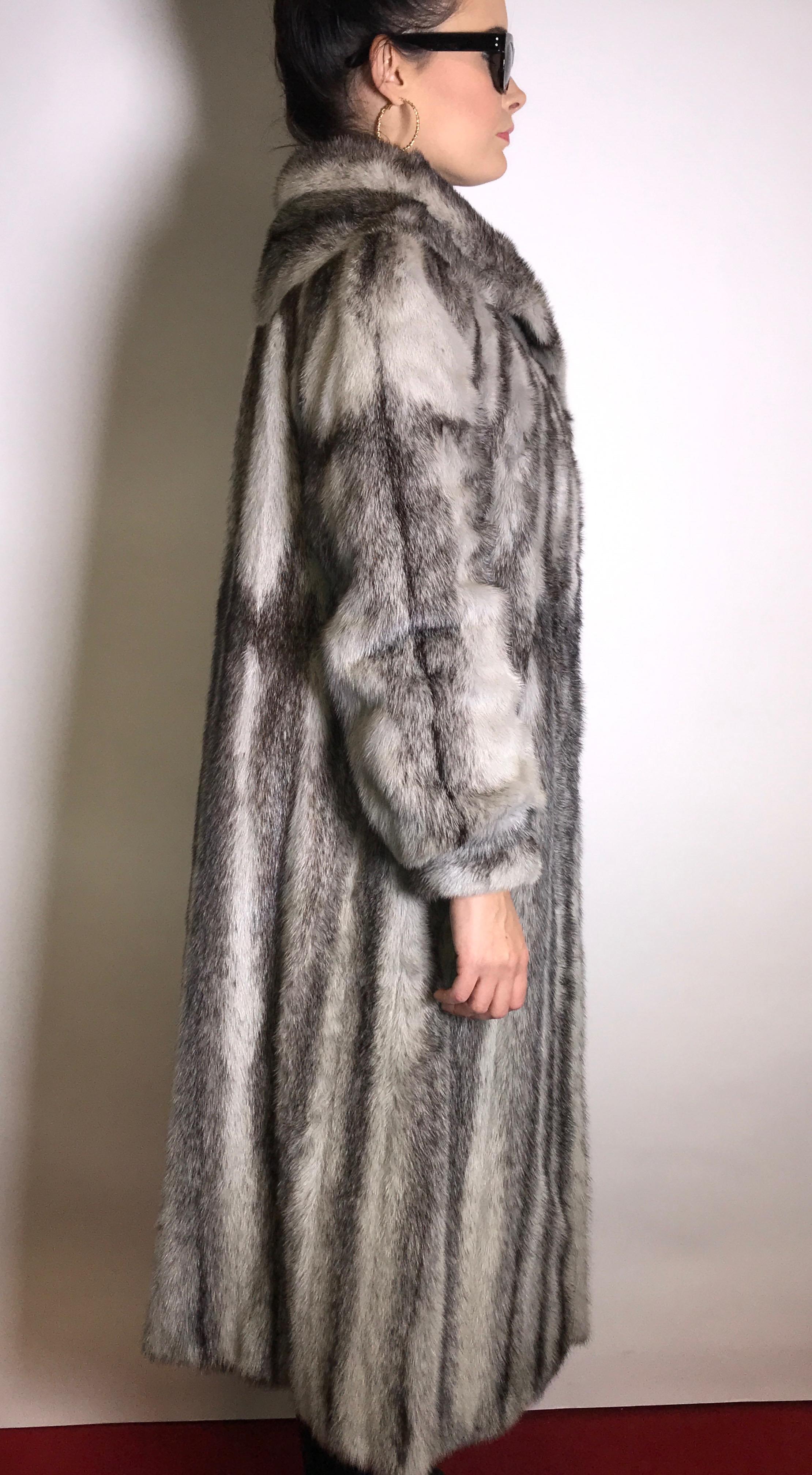 Long colored cross saga mink fur coat. Light gray / black (14) In Excellent Condition For Sale In Berlin, DE