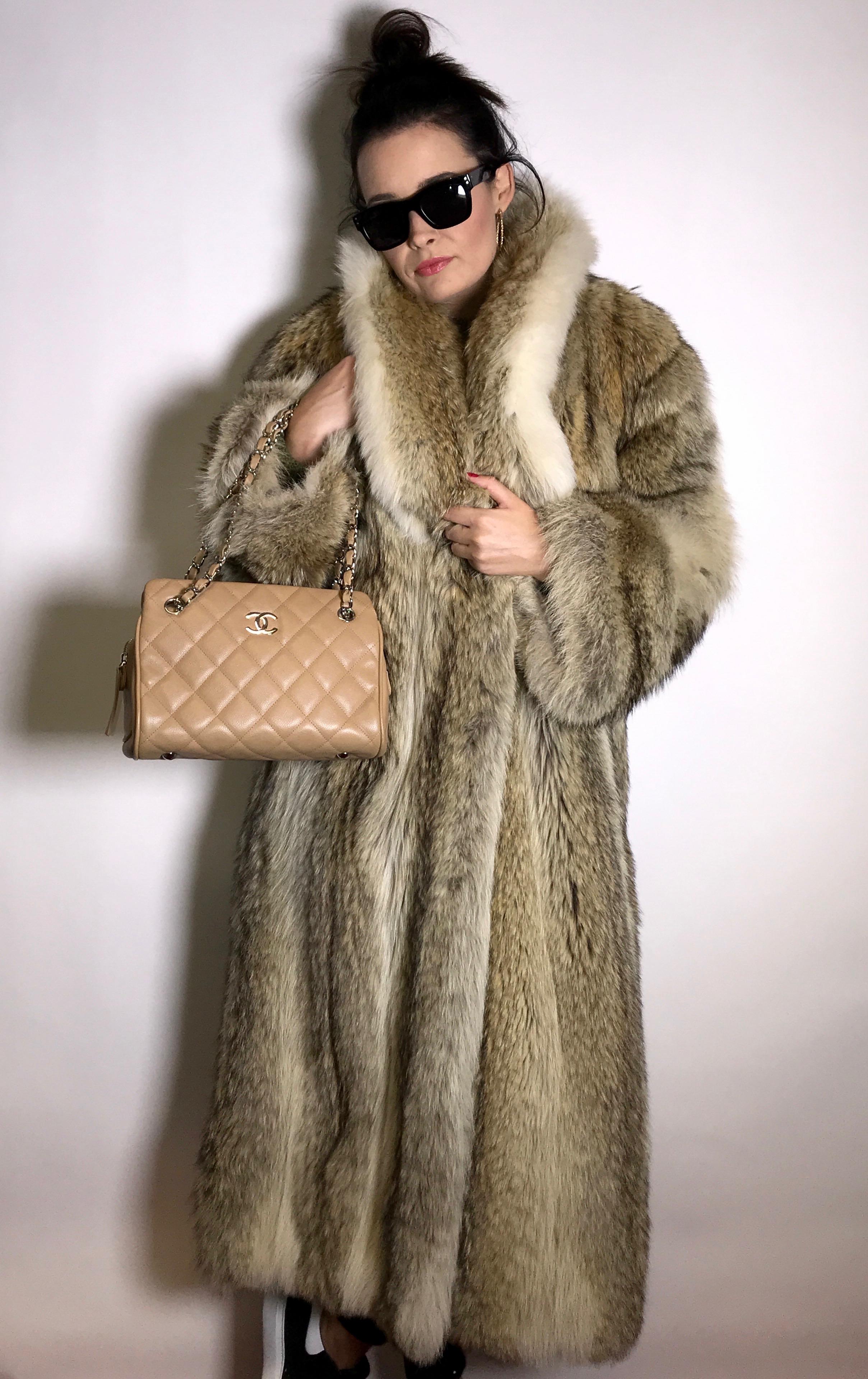 Beautiful long coyote/shadow fox fur coat.
Exclusive single piece made by the furrier.


Size EU: 38 - 40 / M
Total length: 122 cm
Shoulder width: 43 cm
Sleeve length: 52 cm

The coat is in excellent condition, almost never worn.

- Our model wears