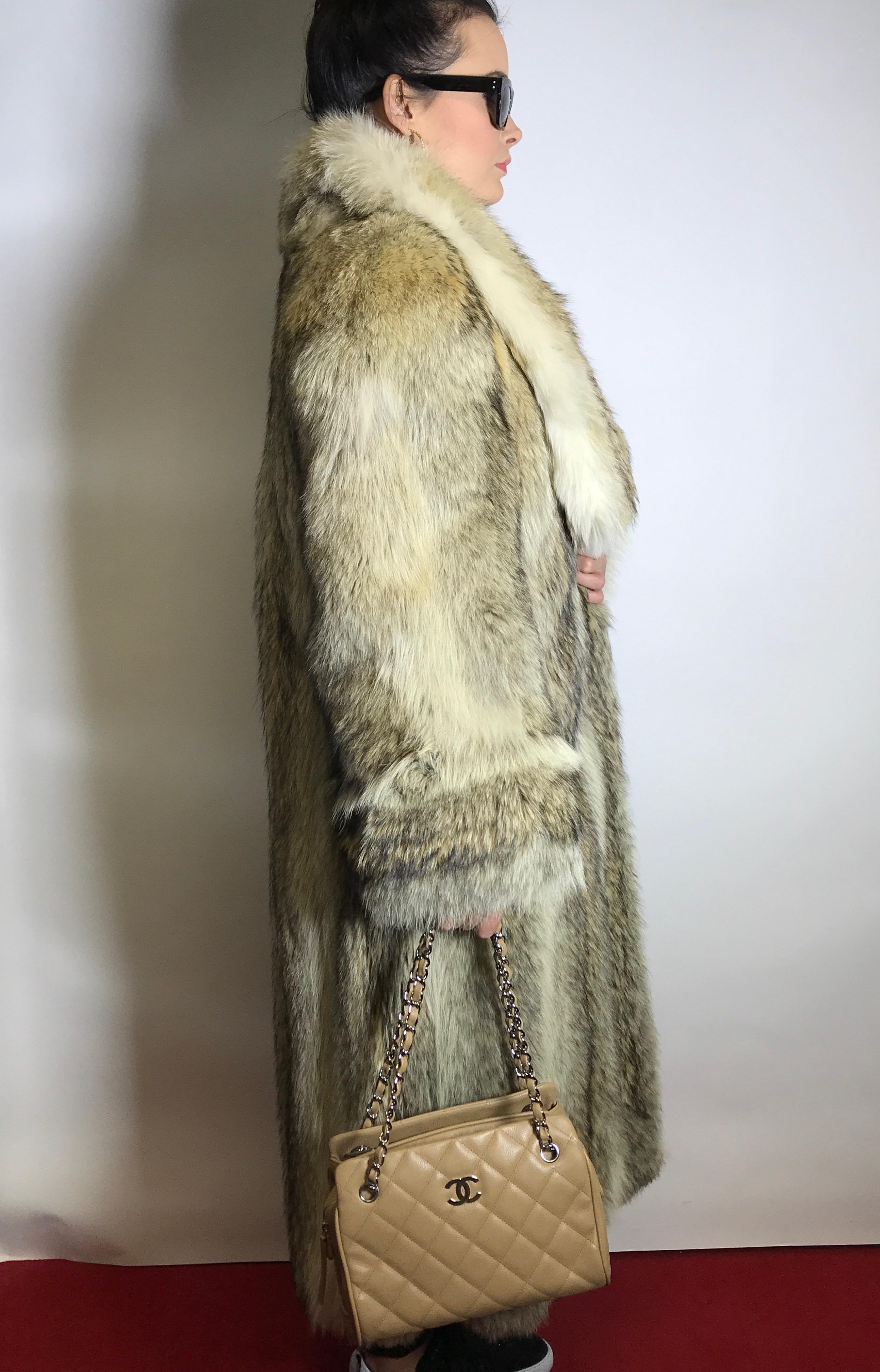 Women's  Long coyote fur coat, shadow fox. Tan / white. (15) For Sale