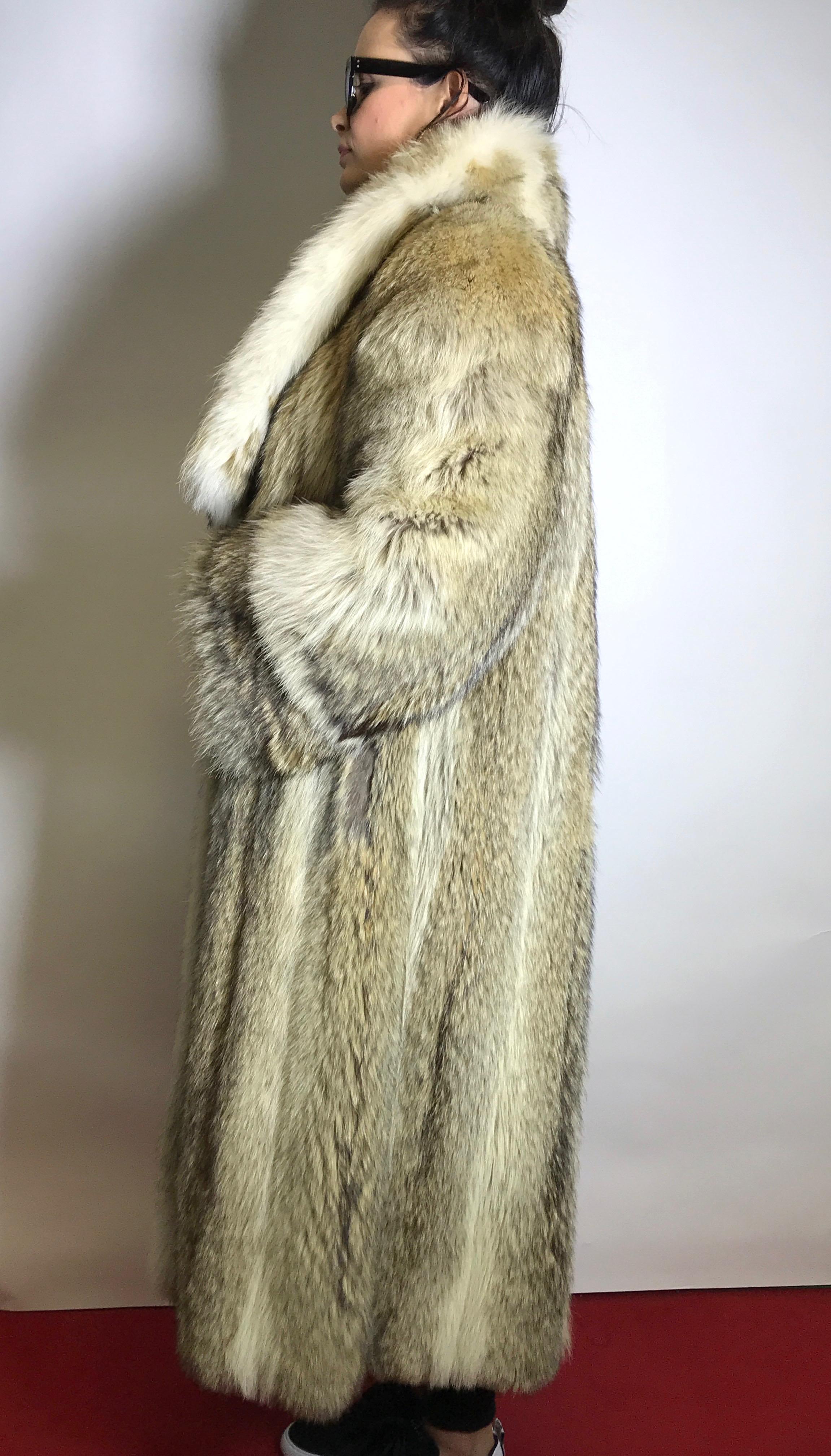  Long coyote fur coat, shadow fox. Tan / white. (15) In Excellent Condition For Sale In Berlin, DE
