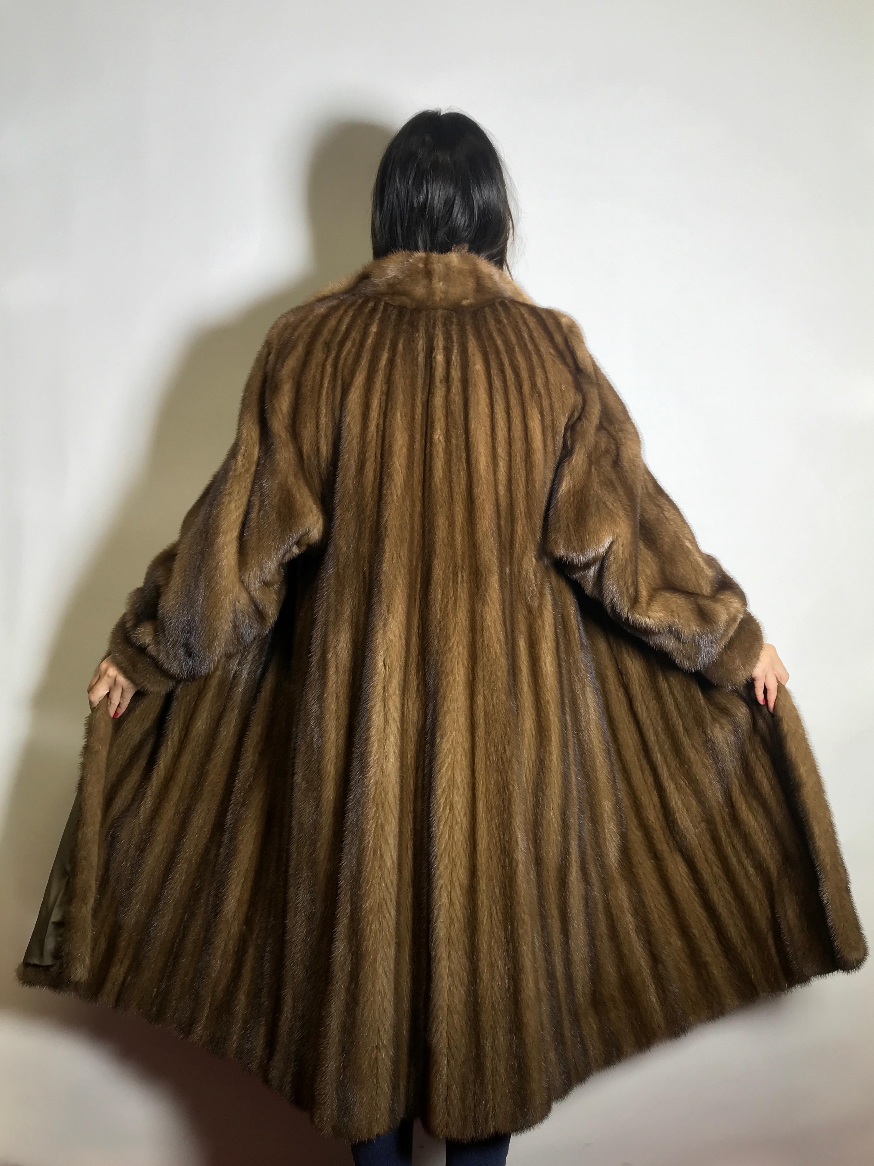 High class natural dark brown mink coat.
Exclusively made by EMBA the american mink.

Size: 38 - 40 / M
Total length: 115 cm
Shoulder width: 43 cm
Sleeve length: 55 cm

The coat is in excellent condition, almost never worn.

- Our model wears an EU