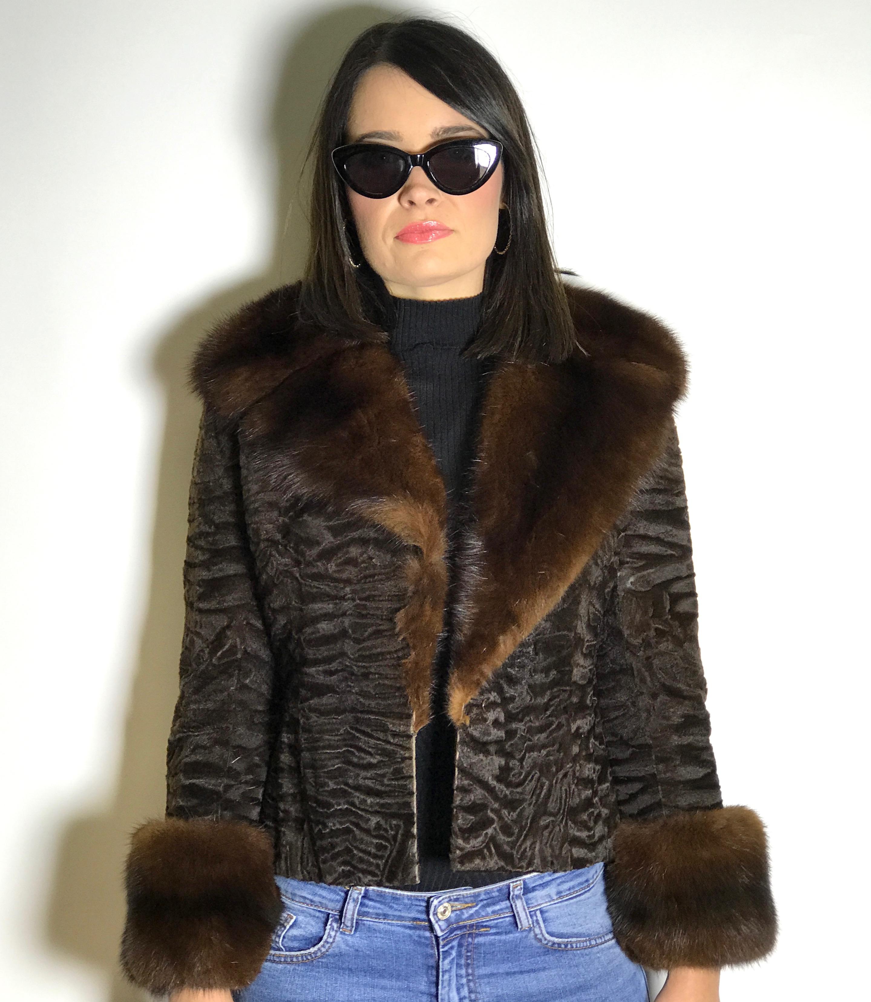 Unique Broad-tailed Persians fur jacket with russian-Sable on the collar and on the sleeves.
Exclusively made by Schrank. 
First-class furrier making with silky soft furs, an absolute dream piece.

Size EU: 32 - 34 / XS
Total length: 52 cm
Shoulder