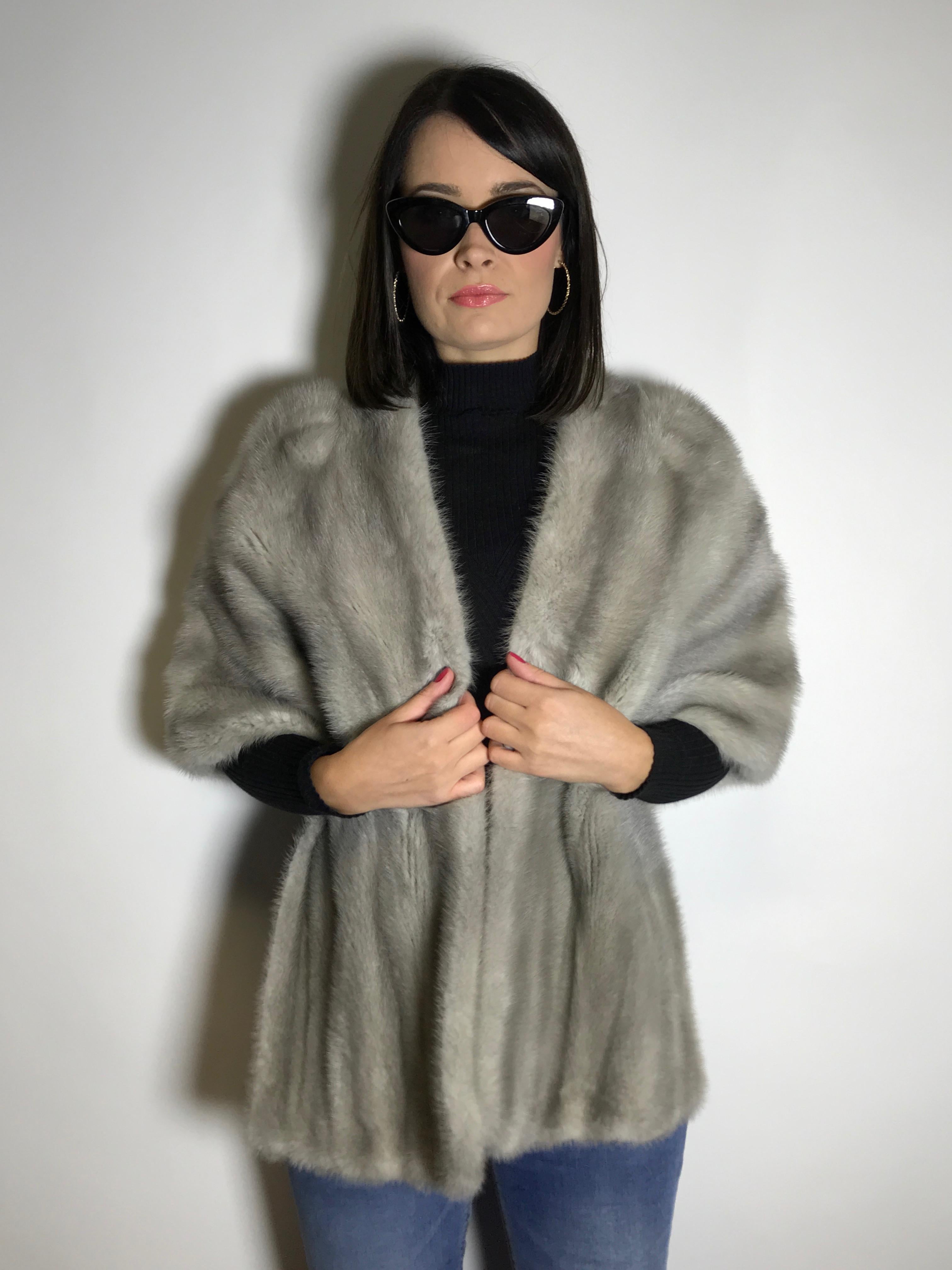 Beautiful sapphire Mink cape.
Exclusively made by Wenzel. 
First-class furrier making with silky soft furs, an absolute dream piece.

Size EU: one-size / S-L
Total length: 70 cm
Shoulder width: circa 44 cm

The cape is in excellent condition, almost