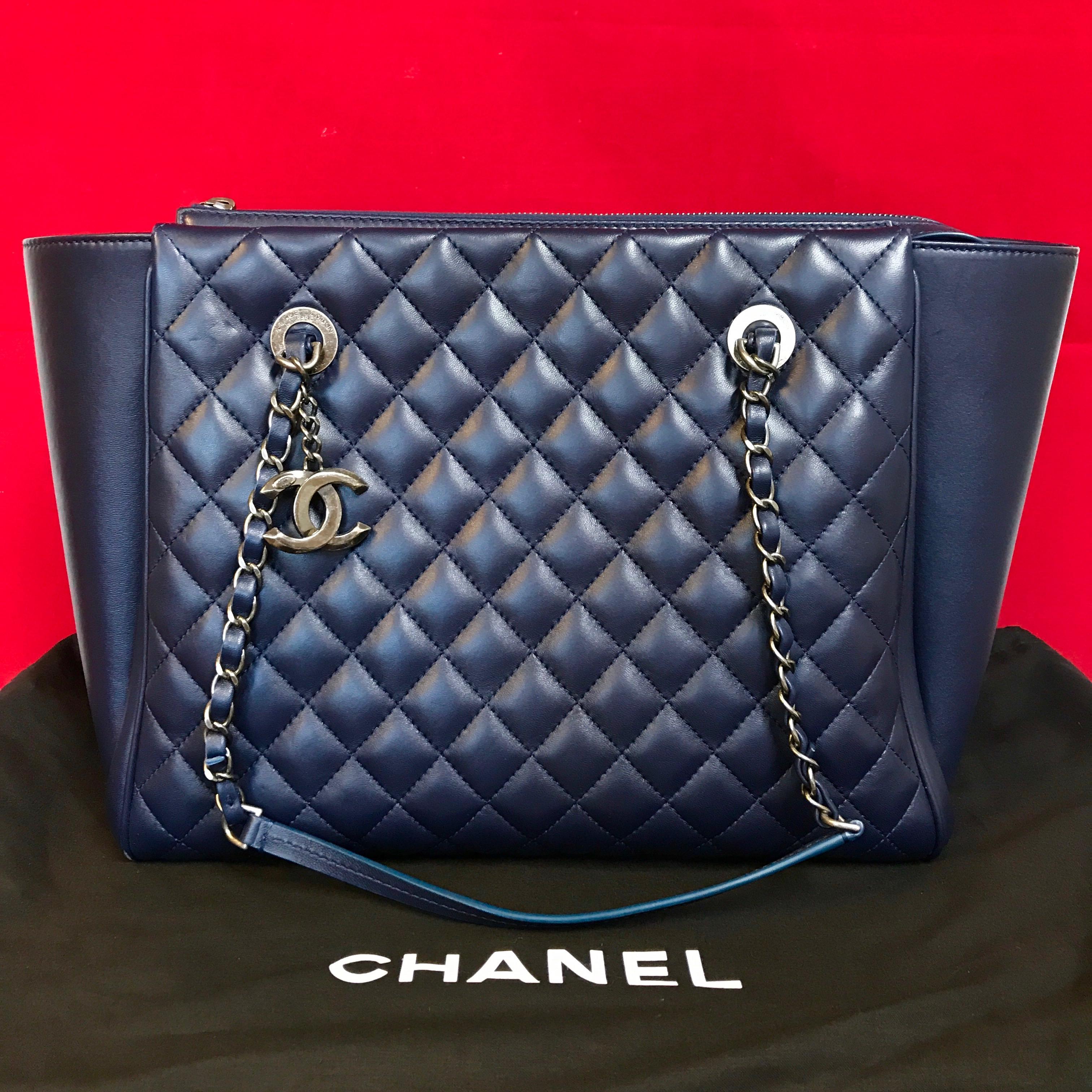 Black Large CHANEL CC Charm Shopping Bag/Shopper chain quilted lambskin navy blue For Sale
