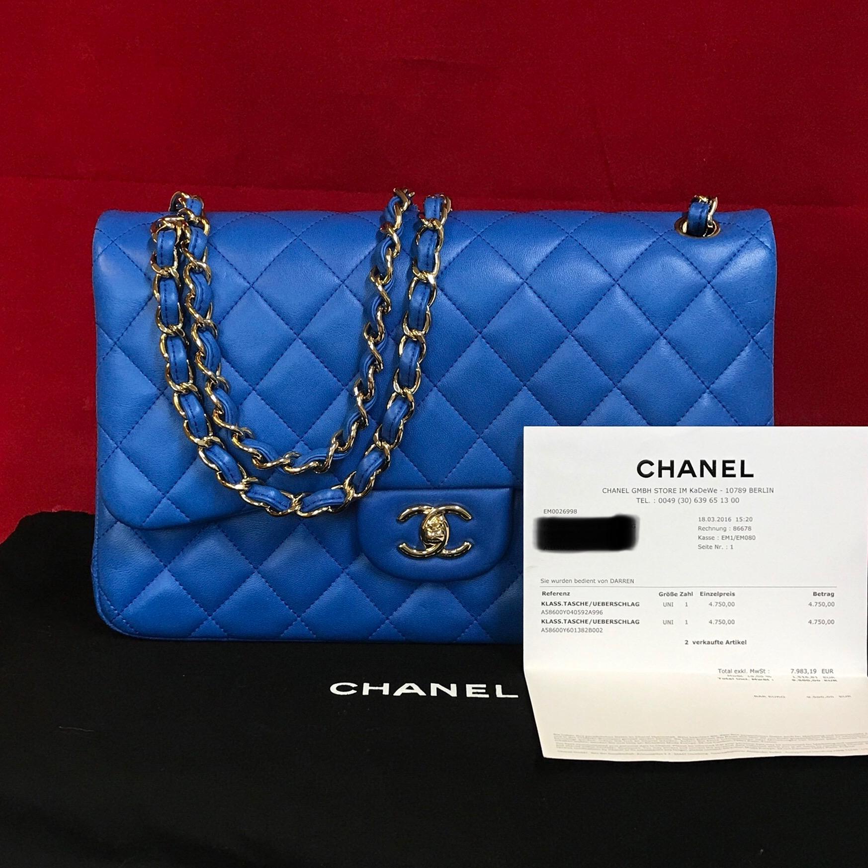 CHANEL double flap Bag Jumbo made of blue quilted lambskin.

The bag is in a very good condition and has minimal signs of use.

The delivery includes:
- Chanel double flap bag Jumbo
- Dustbag
- Original CHANEL bill of 2016

Dimensions:
12 x 8 x 3