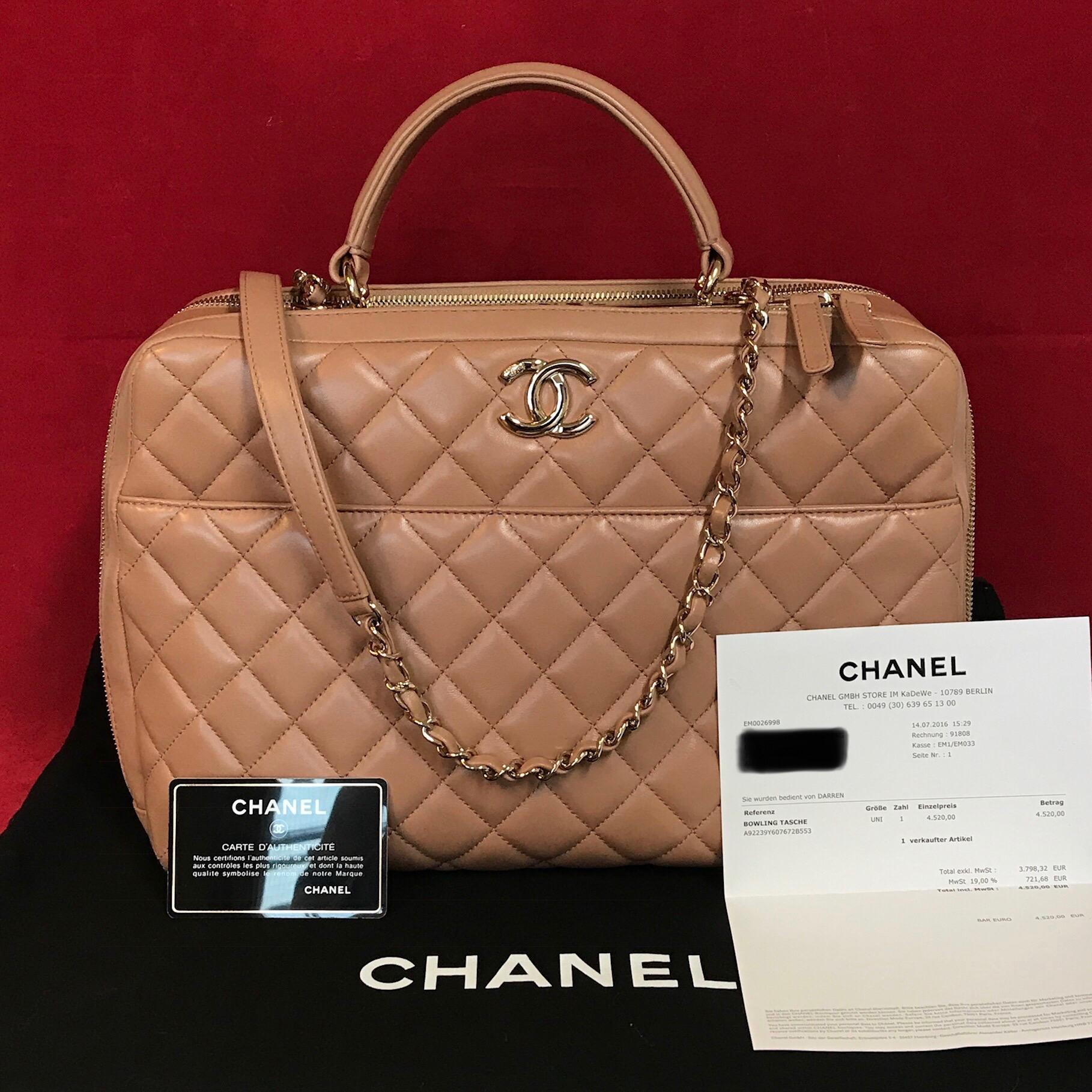 CHANEL CC bowling bag made of beige quilted lambskin & gold hardware.

The bag is in a very good condition and has minimal signs of use.

The delivery includes:
- Chanel bowling bag
- Dustbag
- warranty card
- Original CHANEL bill of