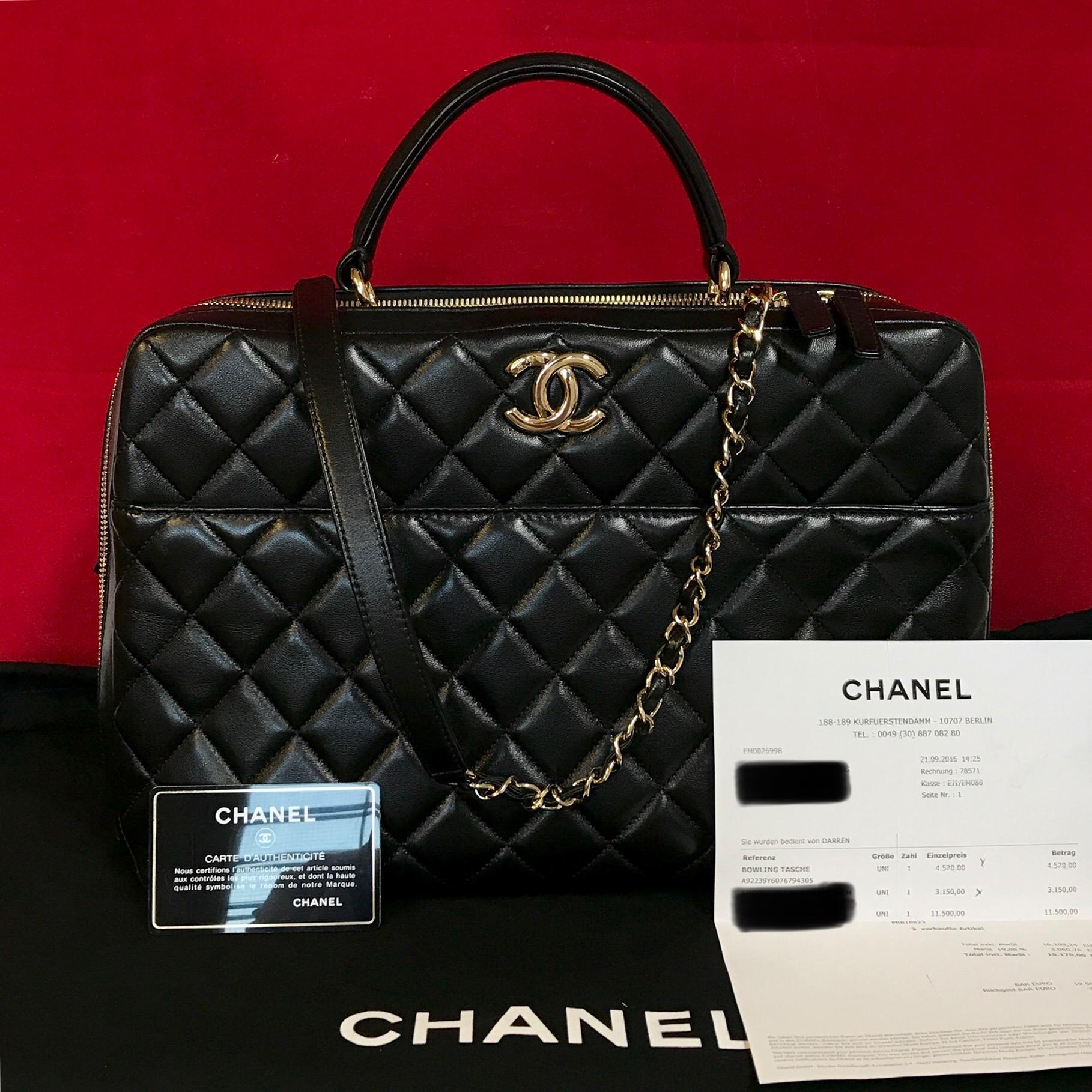 CHANEL CC bowling bag made of black quilted lambskin & gold hardware.

The bag is in a very good condition and has minimal signs of use.

The delivery includes:
- Chanel bowling bag
- Dustbag
- warranty card
- Original CHANEL bill of
