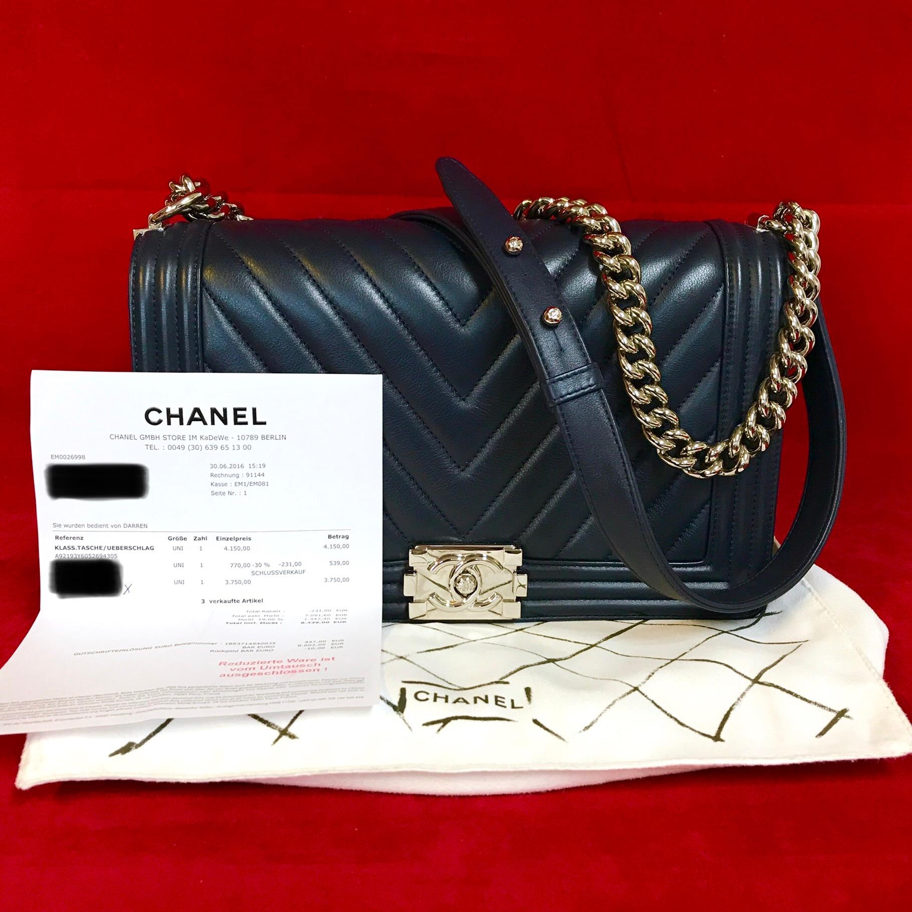 CHANEL Boy new medium made of navy blue chevron lambskin.

The bag is in a very good condition and has minimal signs of use.

The delivery includes:
- Chanel Boy new medium
- Dustbag
- Original CHANEL bill of 2016

Dimensions:
11 x 7 x 3,5 inches