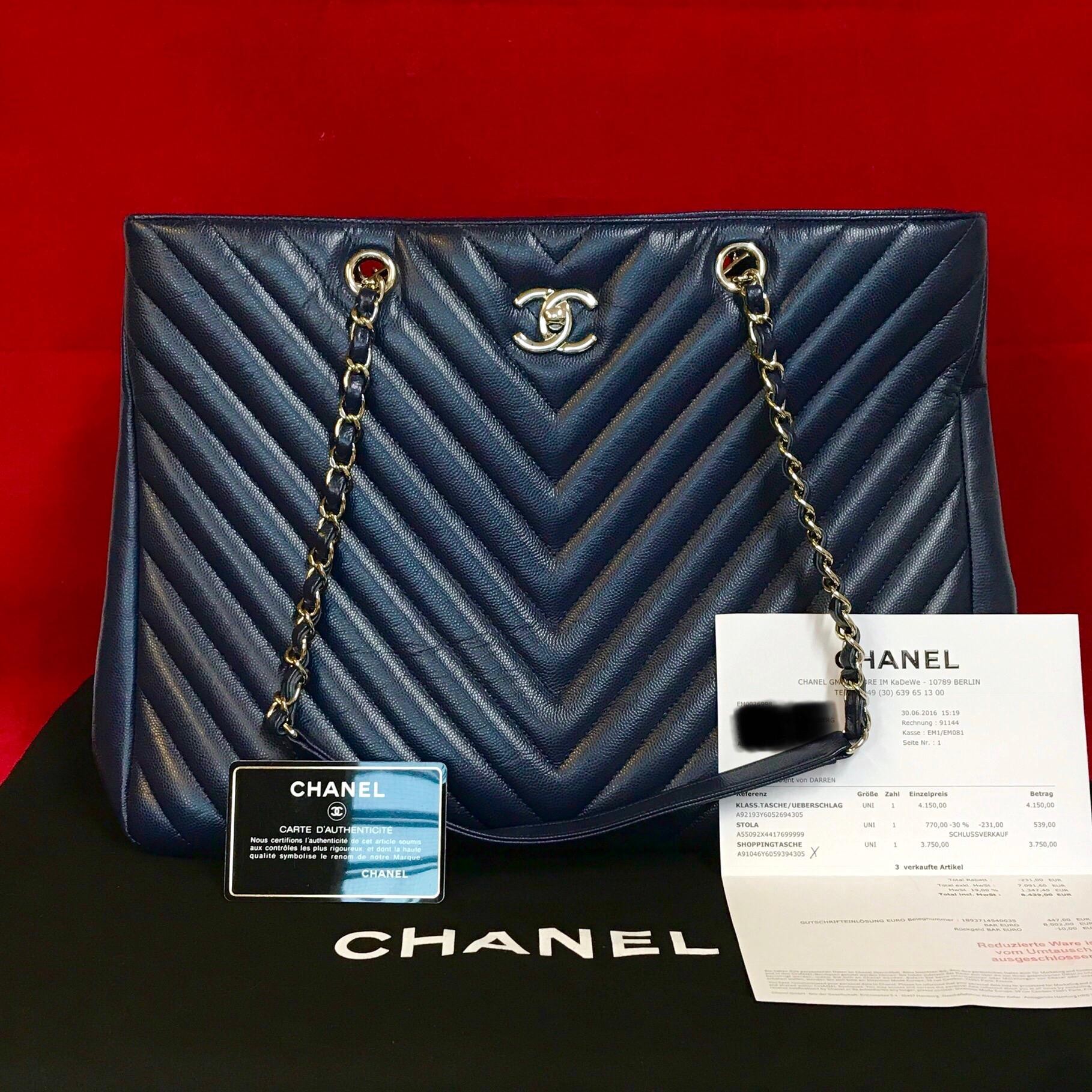 Large CHANEL chevron lambskin shopping bag in navy blue.

The bag is in a very good condition and has minimal signs of use.

The delivery includes:
- Chanel Shopper
- Dustbag
- Warranty card
- Original CHANEL bill of 2016

Dimensions:
15 x 10,5 x 6