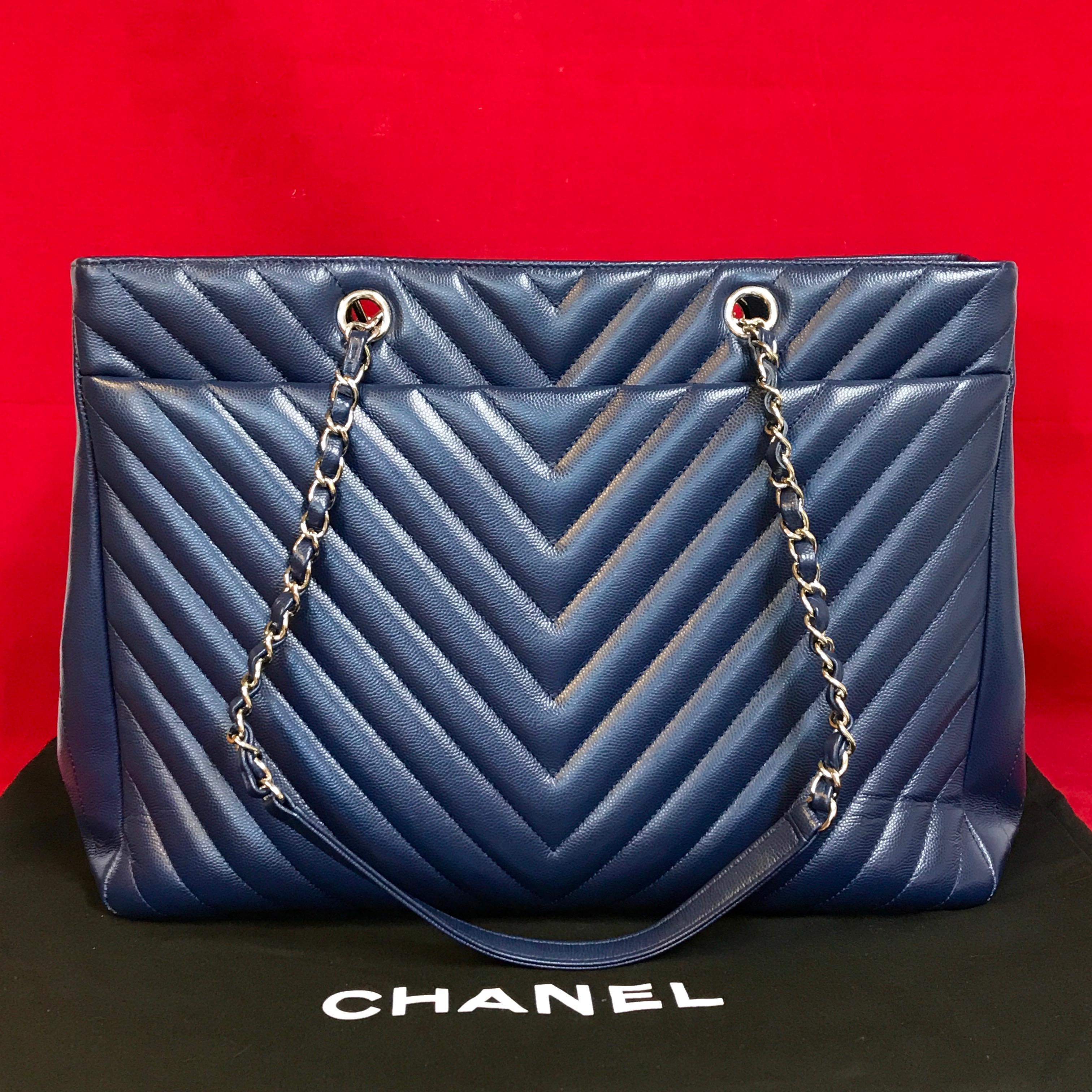 Large CHANEL CC Shopping Bag/Shopper chain chevron lambskin navy blue 2016 In Good Condition For Sale In Berlin, DE