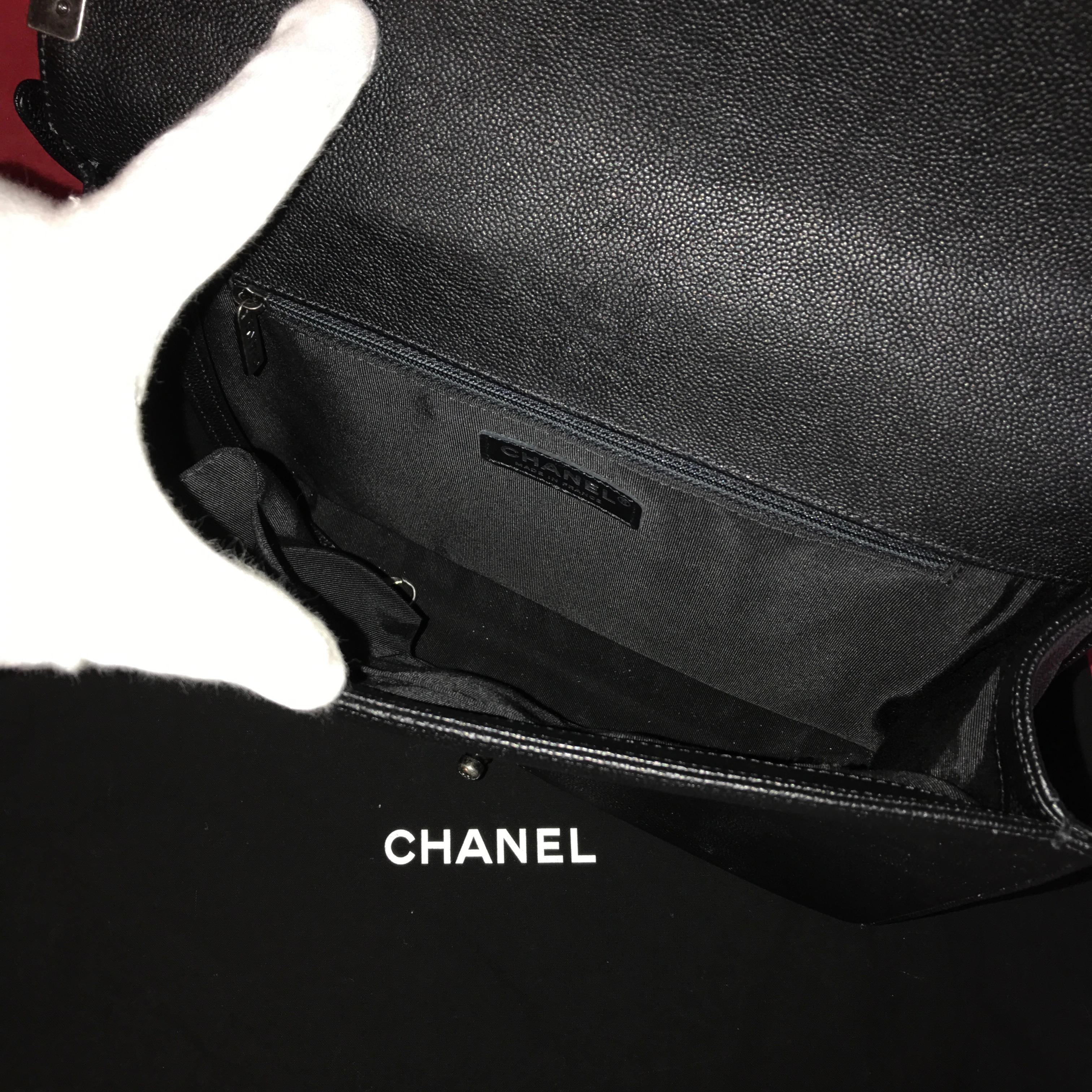 CHANEL Large Boy shoulder bag black quilted caviar / calfskin 2016 In Excellent Condition For Sale In Berlin, DE