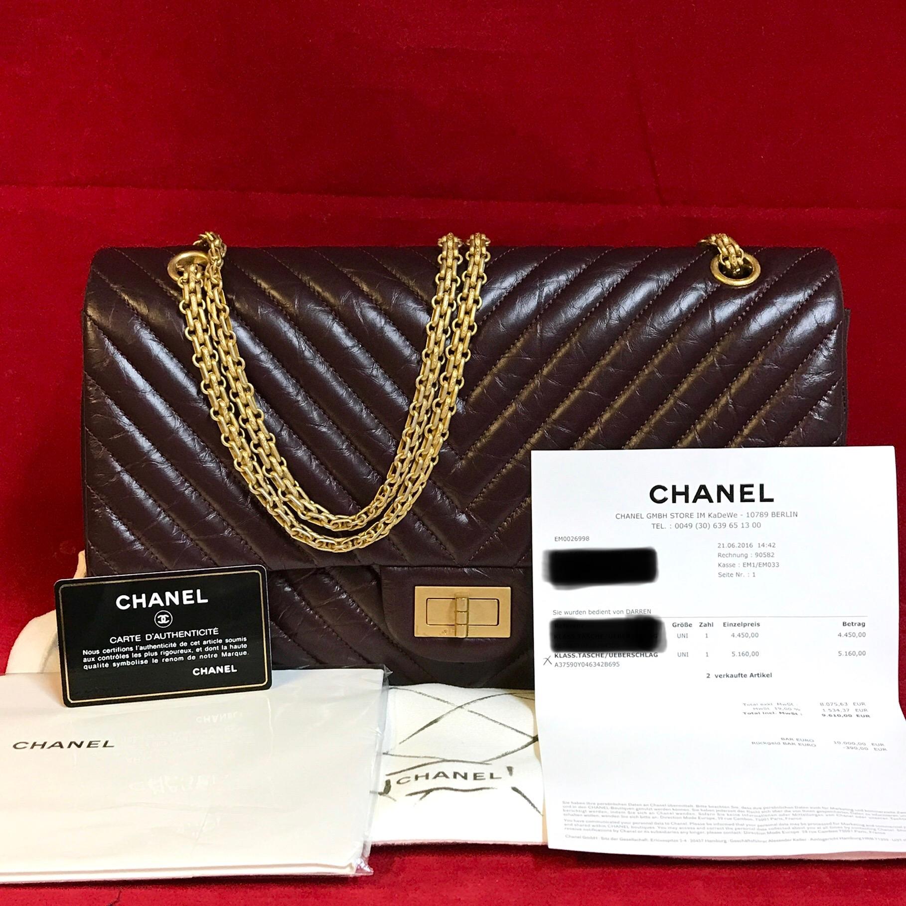 Limited CHANEL 2.55 double flap Bag made of bordeaux distressed chevron lambskin.

The bag is in a very good condition and has minimal signs of use.

The delivery includes:
- Limited Chanel 2.55 double flap bag
- Dustbag
- warranty card
- Original