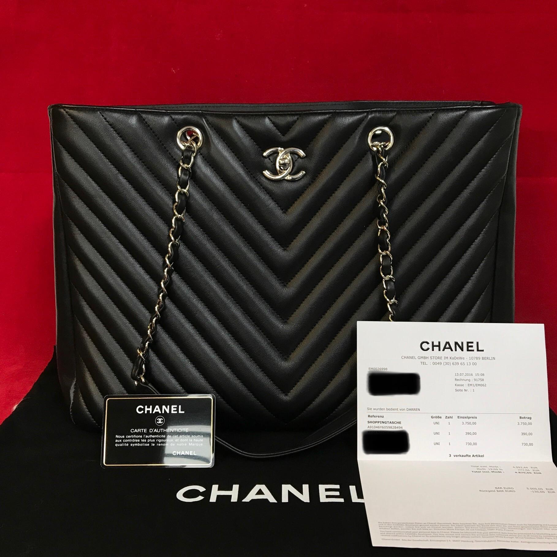 Large CHANEL chevron lambskin shopping bag in black.

The bag is in a very good condition and has minimal signs of use.

The delivery includes:
- Chanel Shopper
- Dustbag
- Warranty card
- Original CHANEL bill of 2016

Dimensions:
15 x 10,5 x 6