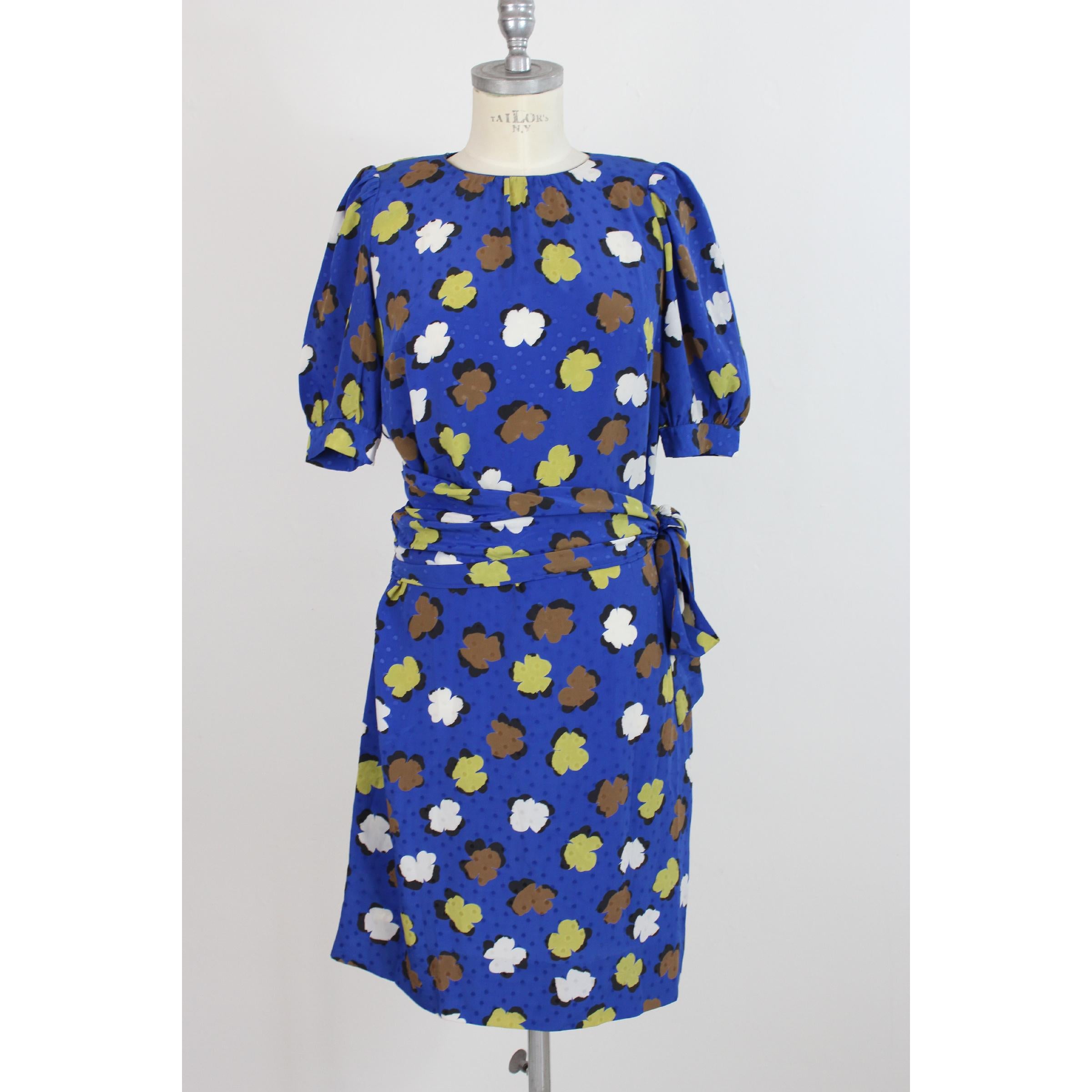 Yves Saint Laurent vintage dress for woman, blue color with colored flowers and tone-on-tone polka dots, 100% silk. Short balloon sleeve with a soft belt at the waist. Made in Italy. Excellent vintage conditions.
Size: 42 It 8 Us 10 Uk
Shoulder: 42