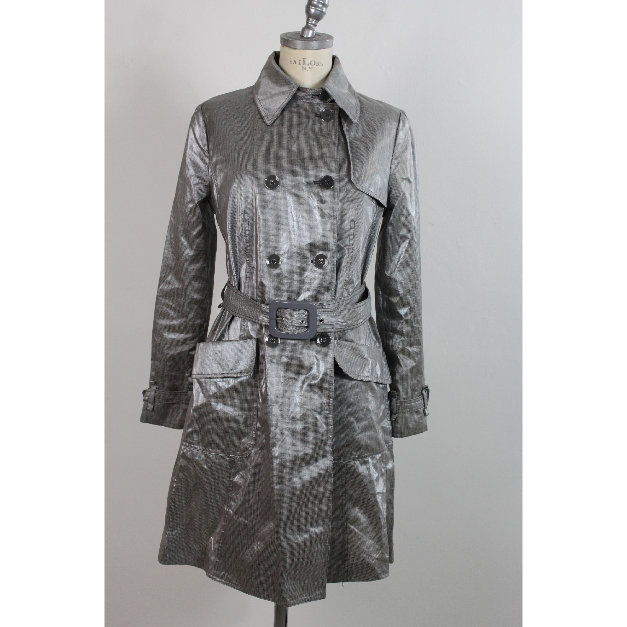 Giorgio Armani Collezioni vintage raincoat. Double-breasted trench coat, gray and white checked, glossy effect 80% linen 20% polyurethane. Waist belt, two pockets on the sides. Made in Italy. Excellent vintage conditions.

Size: 46 It 12 Us 14