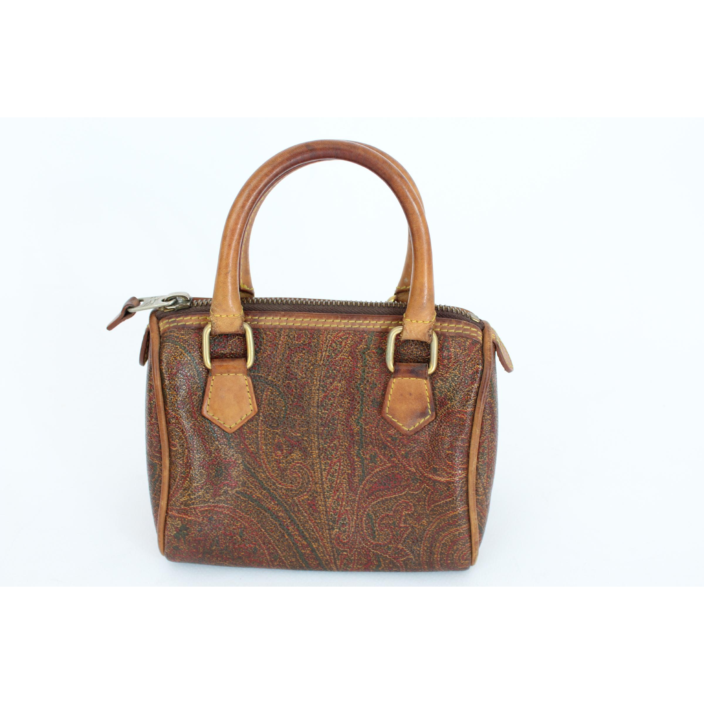 Vintage Etro Milano mini handbag, 1990s, brown with typical print, 100% leather. Zipper closure, with shoulder strap. Code 0420. Made in Italy. Excellent vintage conditions.

Length: 14 cm
Width: 17 cm
Depth: 10 cm