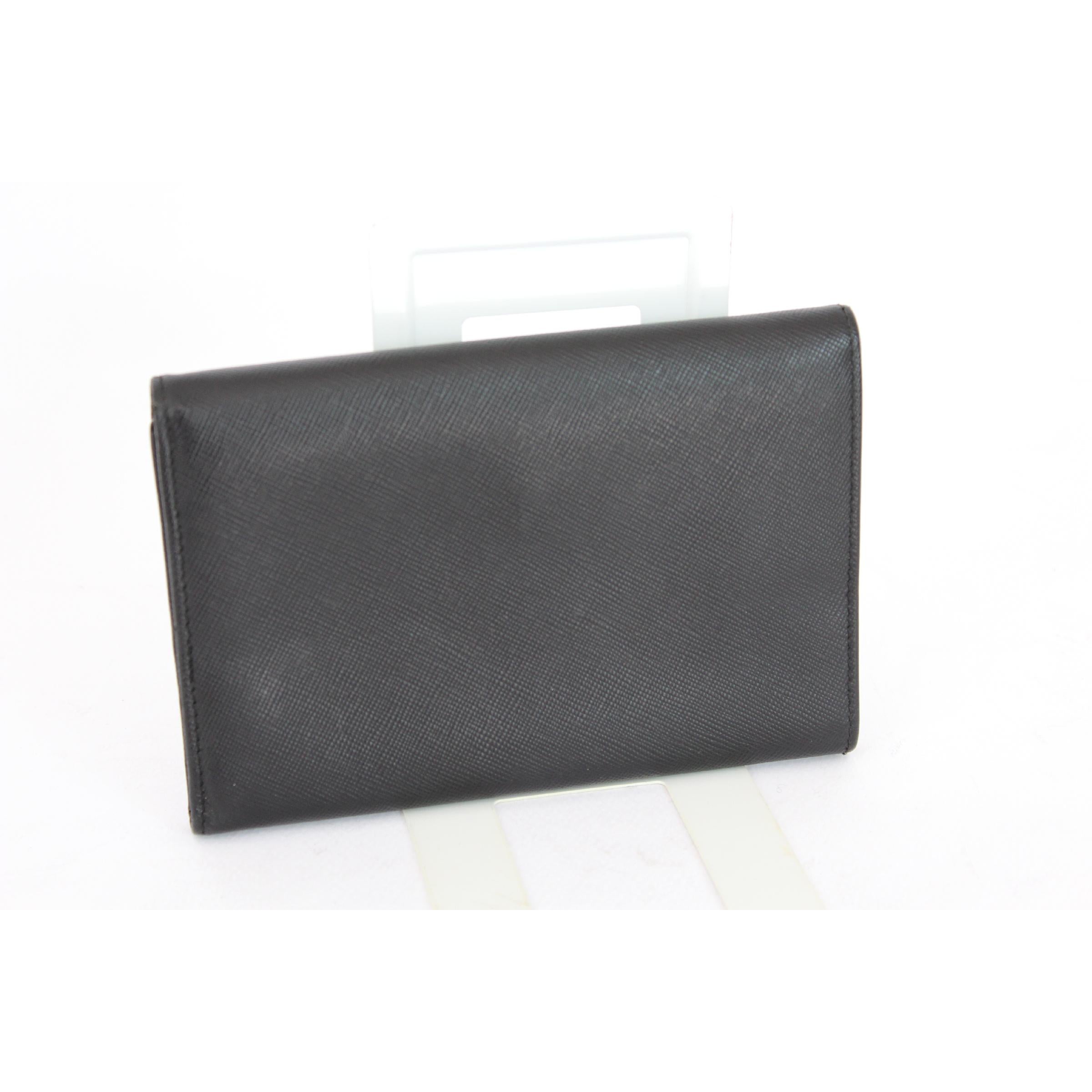 Prada Milano vintage women's wallet, 100% leather black. Internal dividers for various papers and documents, clip closure. Made in Italy. Excellent vintage conditions.

Length: 11 cm
Width: 15 cm
Depth: 1 cm
