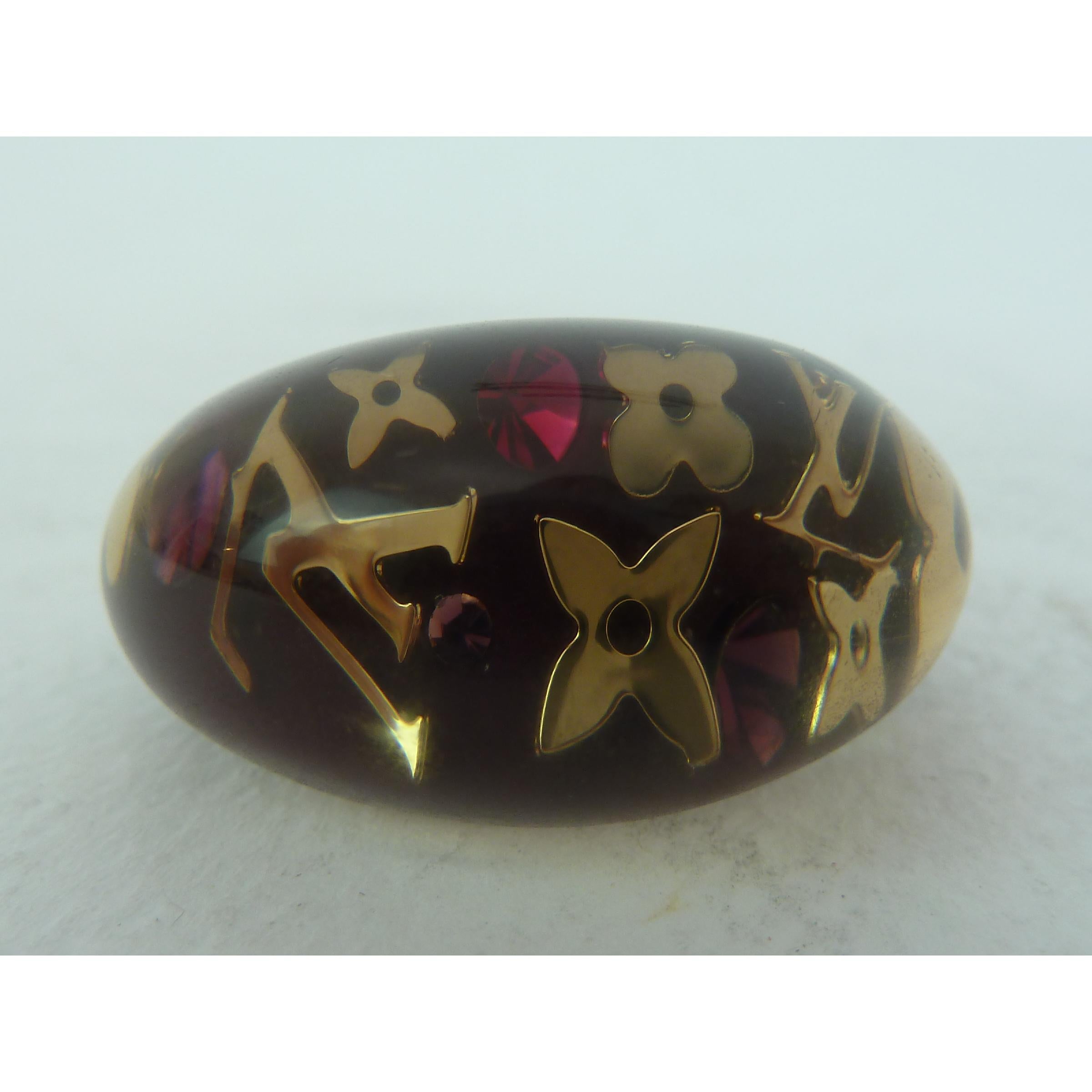 Louis Vuitton women's ring, purple color with flowers and monogram gold and pink inside, resin material. Made in Italy. Excellent conditions. Code: Lk 0141

Measurement: L international

Diameter: 2 cm