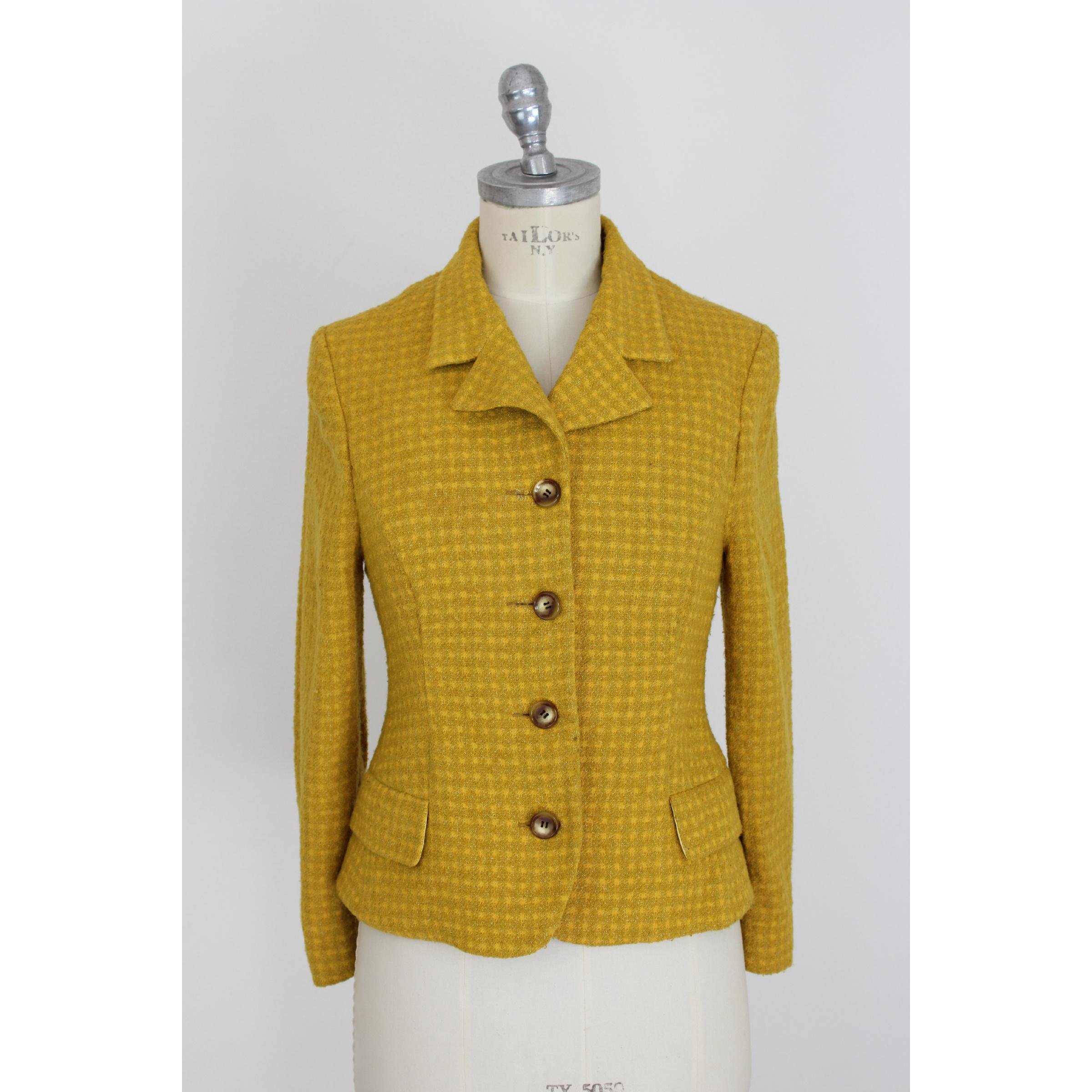 Vintage Versace Jeans Couture jacket, yellow, wool. Pockets on the sides. Made in Italy. Excellent vintage conditions.

Size: 42 It 8 Us 10 Uk

Shoulder: 42 cm
Sleeve: 55 cm
Bust / Chest: 44 cm
Length: 60 cm