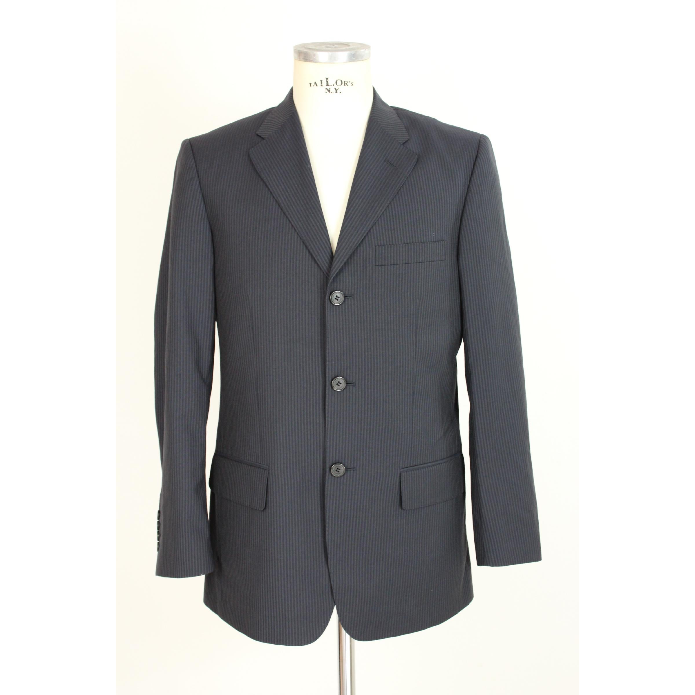 Valentino Roma three-button vintage pinstripe jacket, blue and gray, 100% wool. Classic model. Made in Italy. Excellent vintage conditions.

Size: 48 It 38 Us 38 Uk

Shoulder: 48 cm
Bust / chest: 54 cm
Sleeve: 62 cm
Length: 80 cm