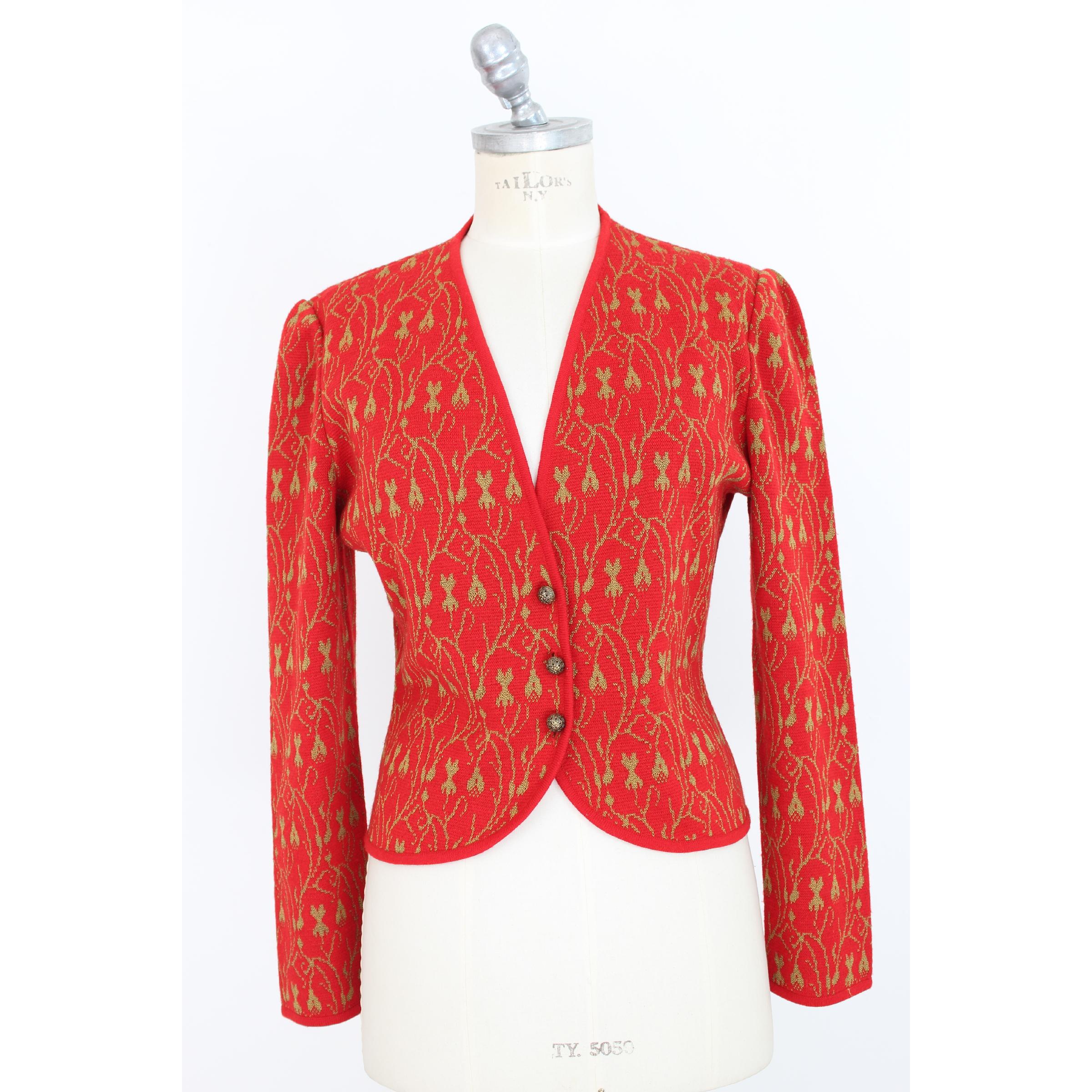 Emanuel Ungaro vintage women's jacket, wool cardigan model, red with golden flowers. Buttons jewel. 1990s. Made in Italy. Excellent vintage conditions.

Size: 44 It 10 US 12 Uk

Shoulder: 44 cm
Bust / Chest: 50 cm
Sleeve: 60 cm
Length: 53 cm