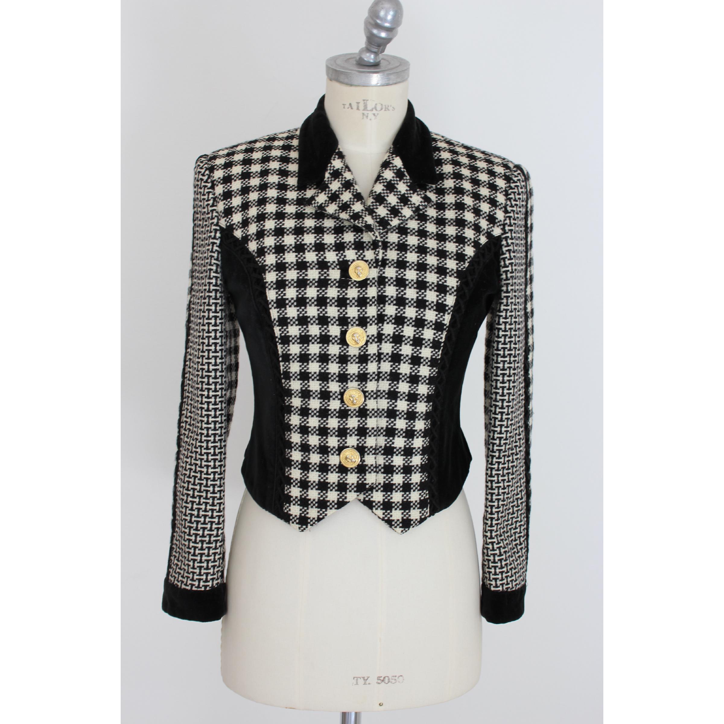 Vintage jacket Versus Gianni Versace 1980s, flared model, black and white pied de poule in wool, print with interwoven details along the bust and velvet collar. Closure with gold-colored buttons. Made in Italy. Very good vintage conditions.

Size: