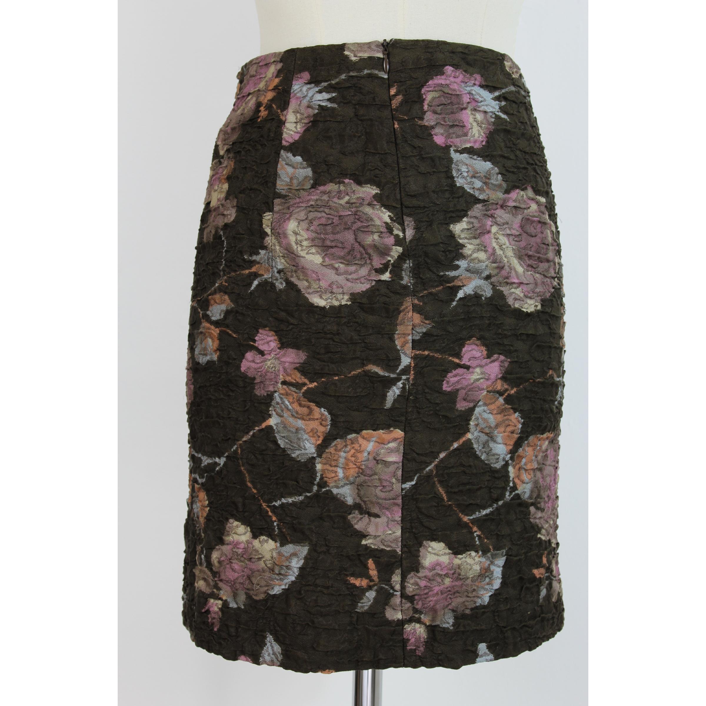 Miu Miu vintage skirt, brown with floral designs damask, short model above the knee. 64% silk 36% nylon. 2000s. Made in Italy. Excellent vintage conditions.

Size: 40 It 6 Us 8 Uk

Waist: 35 cm
Length: 50 cm